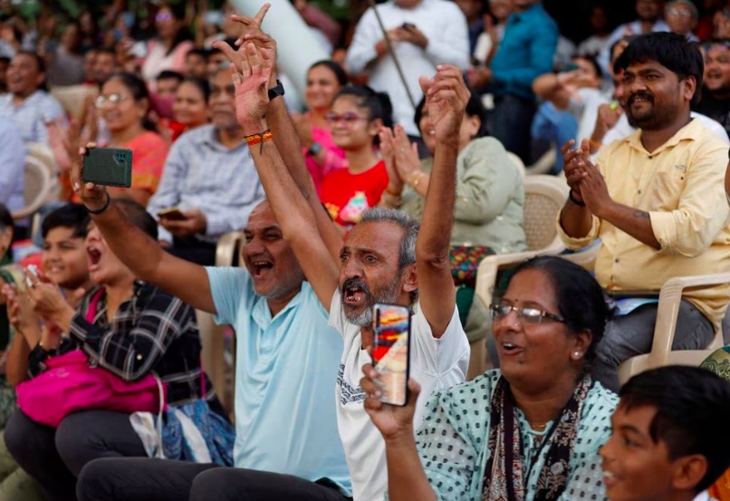 Ấn Độ ‘vỡ oà’ trong niềm vui khi tàu vũ trụ hạ cánh thành công lên Mặt Trăng - Ảnh 2. Ấn Độ ‘vỡ oà’ trong niềm vui khi tàu vũ trụ hạ cánh thành công lên Mặt Trăng - Ảnh 2.