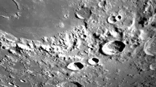 T&agrave;u đổ bộ Ấn Độ gửi h&igrave;nh ảnh Mặt trăng đẹp cho&aacute;ng ngợp khi chuẩn bị hạ c&aacute;nh - Ảnh 2.