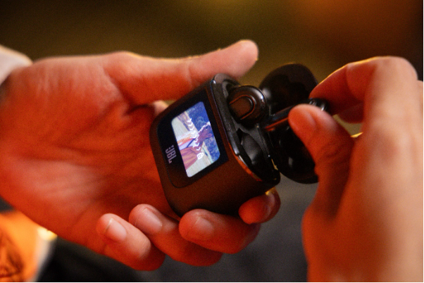 Rapper tiên cá Liu Grace mê chất âm dáng ngầu màu sang - Ảnh 2. Rapper tiên cá Liu Grace mê chất âm dáng ngầu màu sang - Ảnh 2.