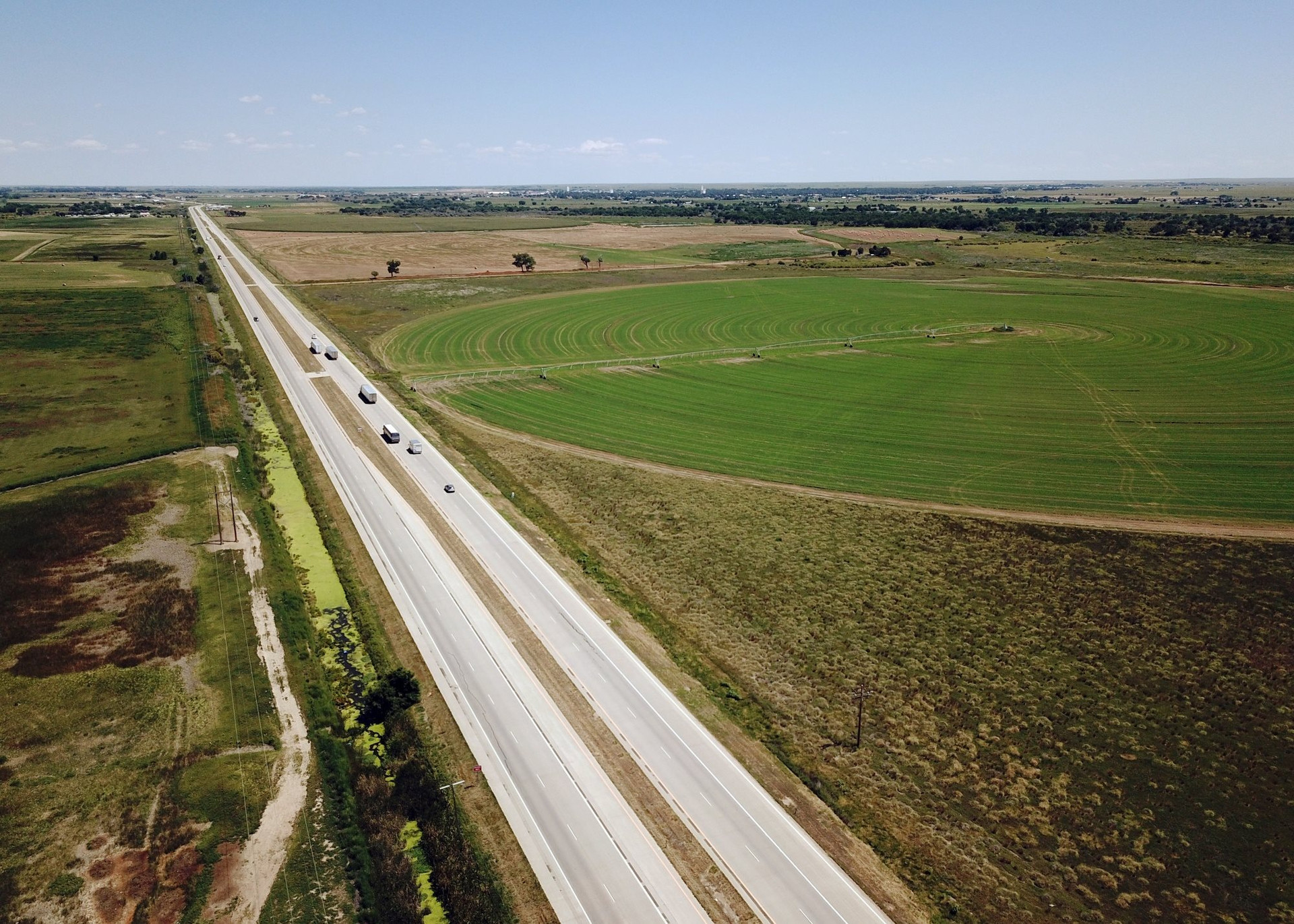 Mỹ &lsquo;đi&ecirc;n cuồng&rsquo; với xe điện: Đua x&acirc;y trạm sạc ở cả sa mạc, v&ugrave;ng hoang vu hy vọng b&aacute;n &lsquo;dịch vụ đi k&egrave;m&rsquo; - Ảnh 5.