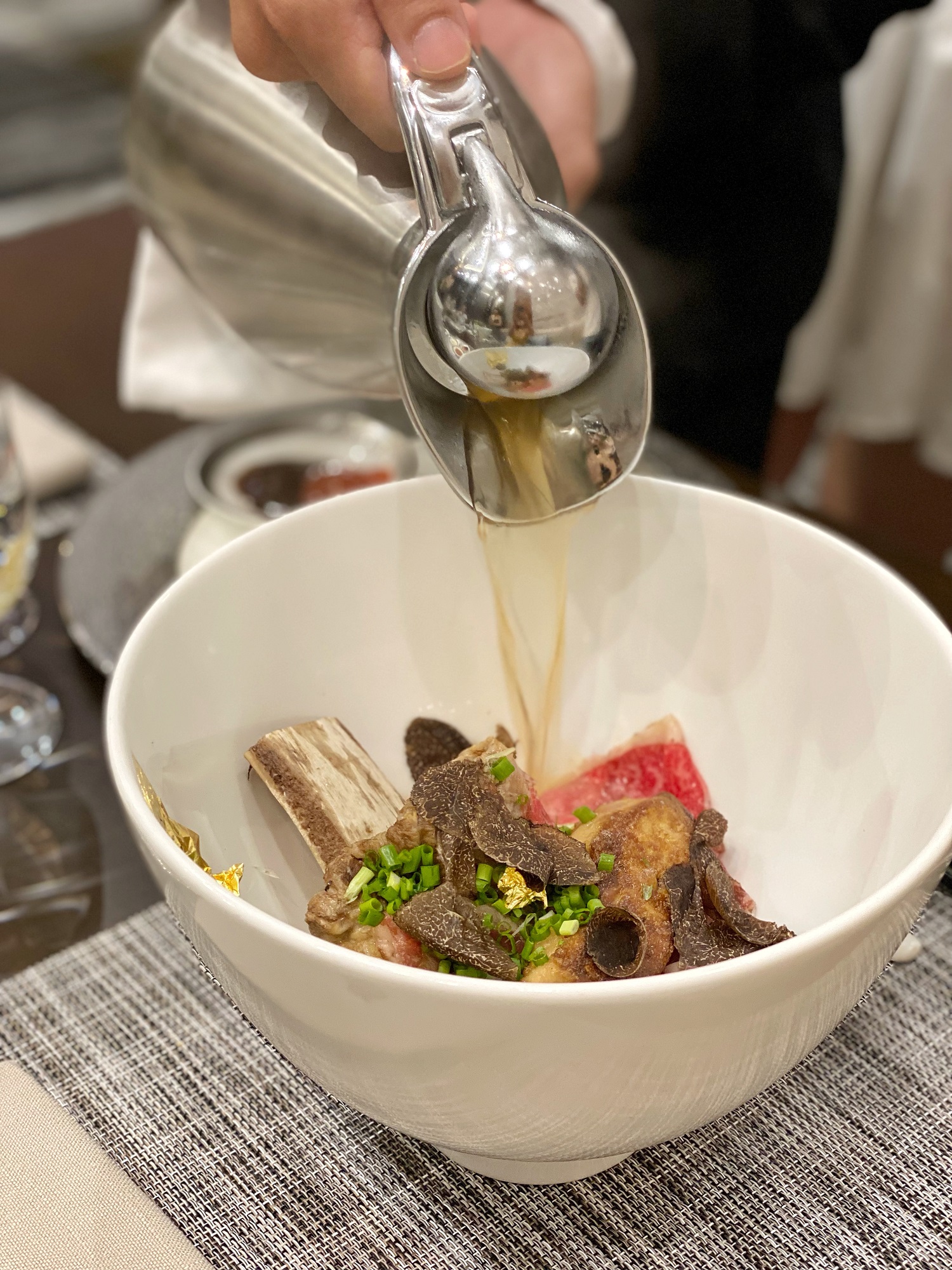 Món phở đắt nhất Việt Nam gần 1 triệu đồng chính thức bị soán ngôi bởi tô phở giá gần 4 triệu vừa xuất hiện - Ảnh 6. Món phở đắt nhất Việt Nam gần 1 triệu đồng chính thức bị soán ngôi bởi tô phở giá gần 4 triệu vừa xuất hiện - Ảnh 6.