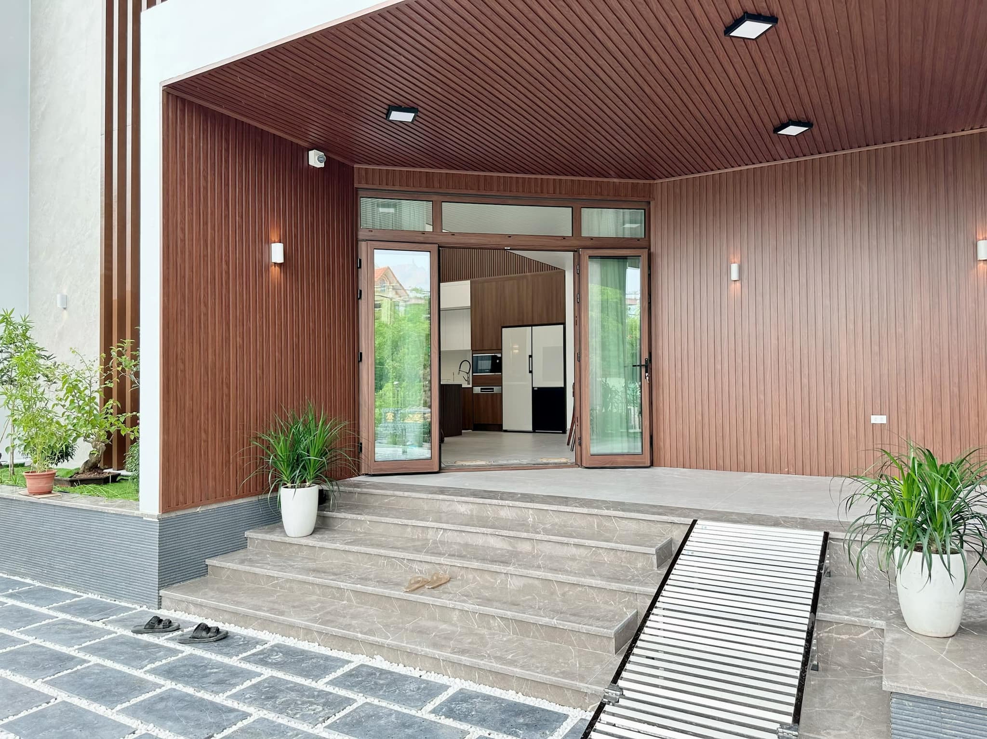 Từng gặp biến cố khiến bố mẹ trả nợ thay, 11 năm sau cô gái Nam Định báo hiếu bằng căn nhà 7 tỷ - Ảnh 3. Từng gặp biến cố khiến bố mẹ trả nợ thay, 11 năm sau cô gái Nam Định báo hiếu bằng căn nhà 7 tỷ - Ảnh 3.