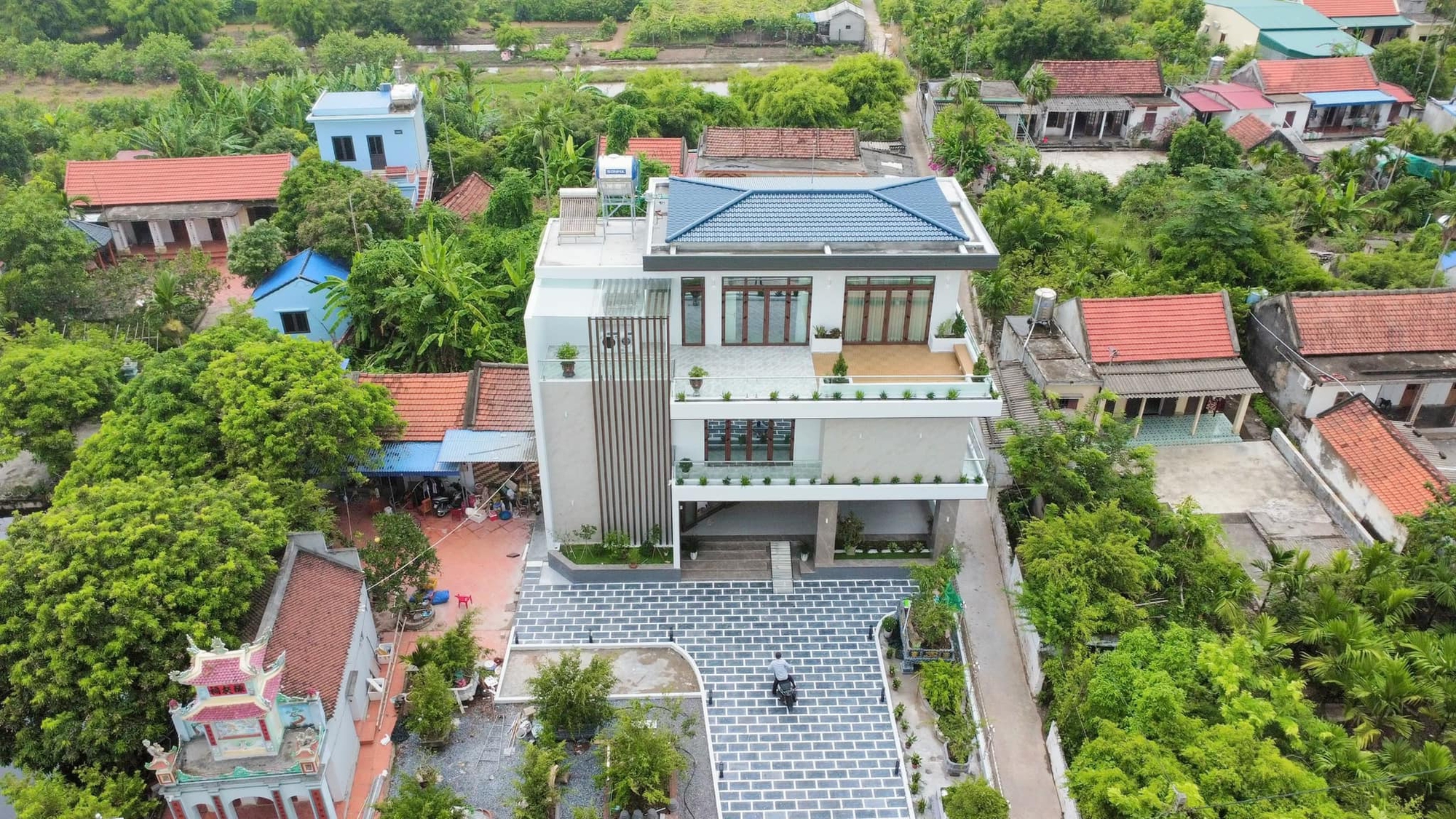 Từng gặp biến cố khiến bố mẹ trả nợ thay, 11 năm sau cô gái Nam Định báo hiếu bằng căn nhà 7 tỷ - Ảnh 1. Từng gặp biến cố khiến bố mẹ trả nợ thay, 11 năm sau cô gái Nam Định báo hiếu bằng căn nhà 7 tỷ - Ảnh 1.