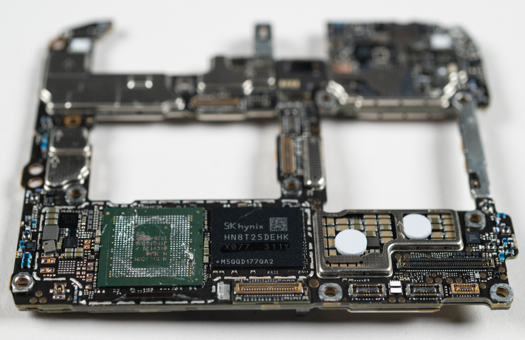 Bí ẩn nguồn gốc chip Hàn Quốc xuất hiện trong điện thoại Huawei: Mua ngoài chợ đen hay hàng tồn từ trước? - Ảnh 2. Bí ẩn nguồn gốc chip Hàn Quốc xuất hiện trong điện thoại Huawei: Mua ngoài chợ đen hay hàng tồn từ trước? - Ảnh 2.