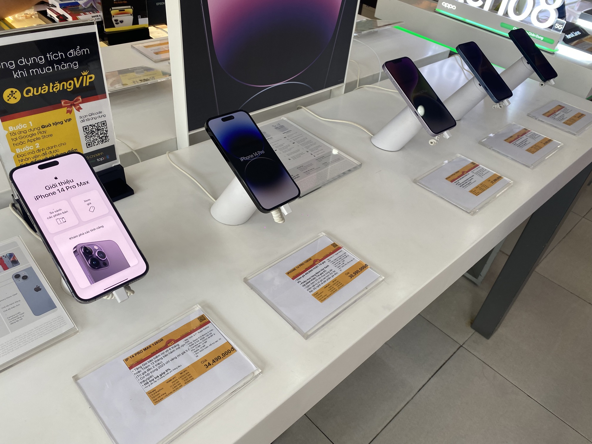 iPhone 15 xách tay chỉ cao hơn giá gốc khoảng 10 triệu đồng - Ảnh 1. iPhone 15 xách tay chỉ cao hơn giá gốc khoảng 10 triệu đồng - Ảnh 1.