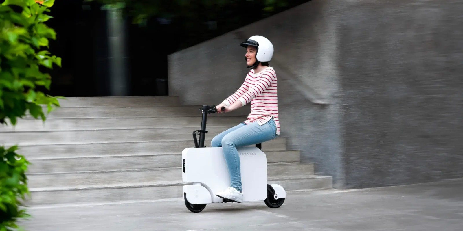 Honda tr&igrave;nh l&agrave;ng mẫu xe điện 'si&ecirc;u nhỏ' hứa hẹn g&acirc;y sốt: ngoại h&igrave;nh như vali di động với tốc độ hơn 24km/h, c&oacute; thể gấp gọn để vừa một chiếc Honda City - Ảnh 1.