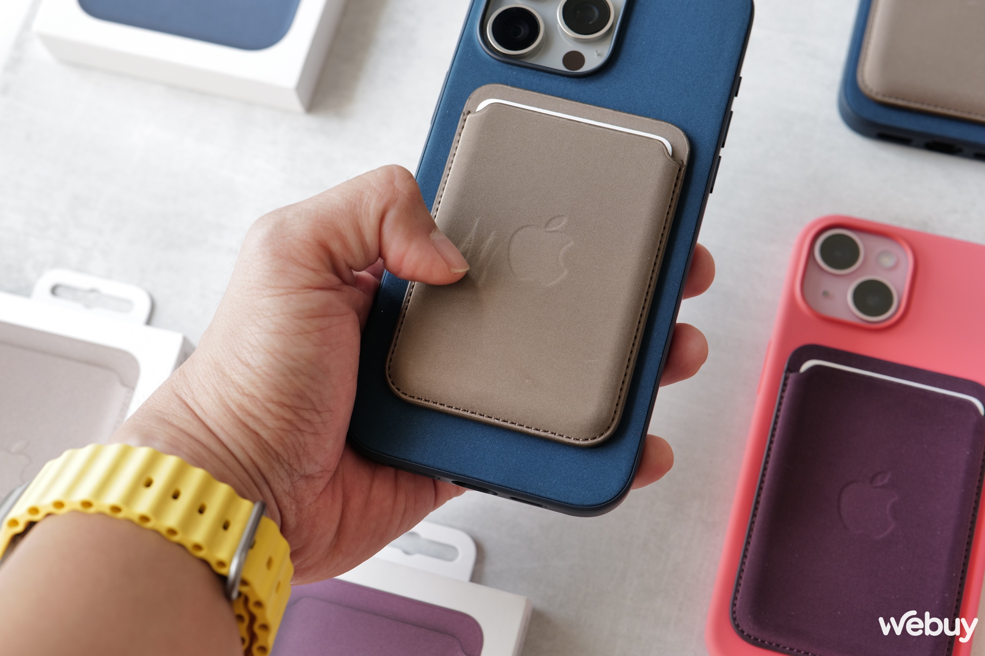 Trải nghiệm nhanh ốp lưng và ví MagSafe FineWoven chính hãng: Cầm nắm khác lạ nhưng độ bền cần được kiểm chứng - Ảnh 9. Trải nghiệm nhanh ốp lưng và ví MagSafe FineWoven chính hãng: Cầm nắm khác lạ nhưng độ bền cần được kiểm chứng - Ảnh 9.