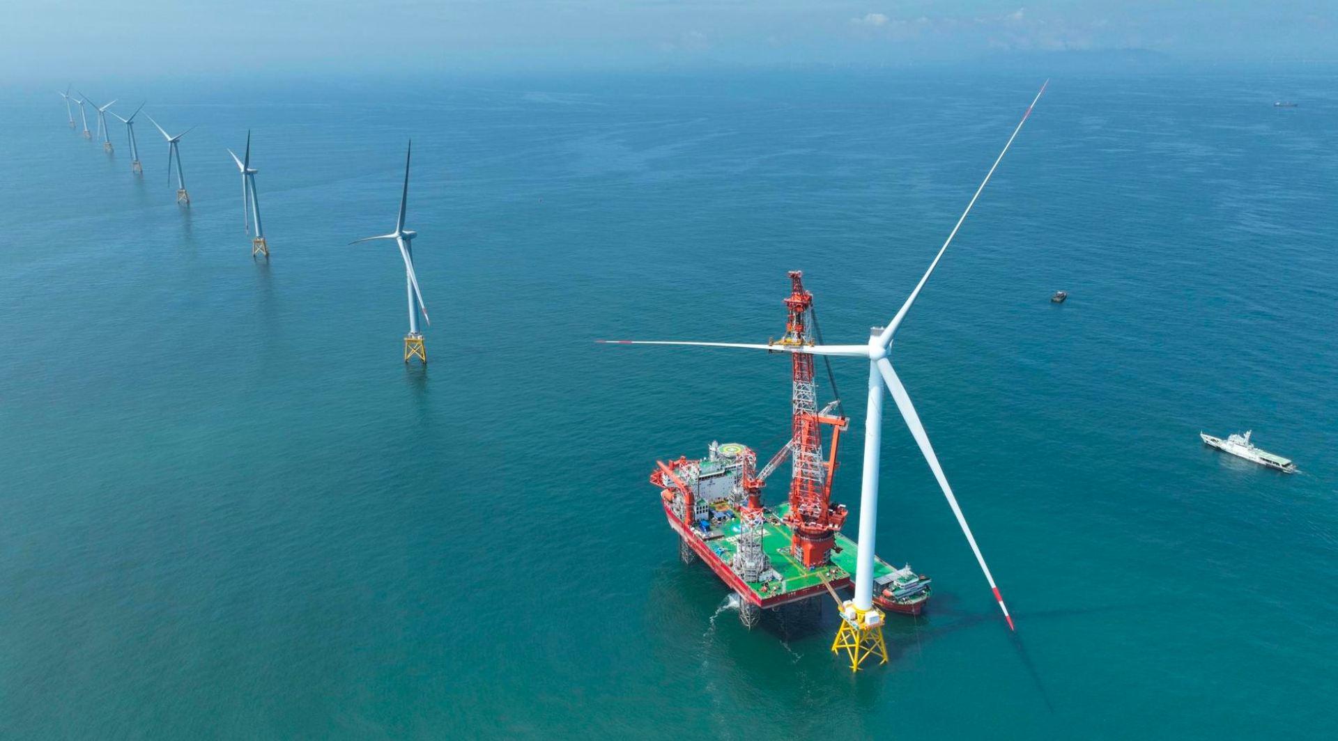 Tuabin gió khổng lồ của Trung Quốc lập kỷ lục thế giới: Sở hữu sải cánh rộng bằng 7 sân bóng đá, vừa 'chạy' đã tạo đủ điện cho 170.000 gia đình chỉ trong 1 ngày - Ảnh 2. Tuabin gió khổng lồ của Trung Quốc lập kỷ lục thế giới: Sở hữu sải cánh rộng bằng 7 sân bóng đá, vừa 'chạy' đã tạo đủ điện cho 170.000 gia đình chỉ trong 1 ngày - Ảnh 2.