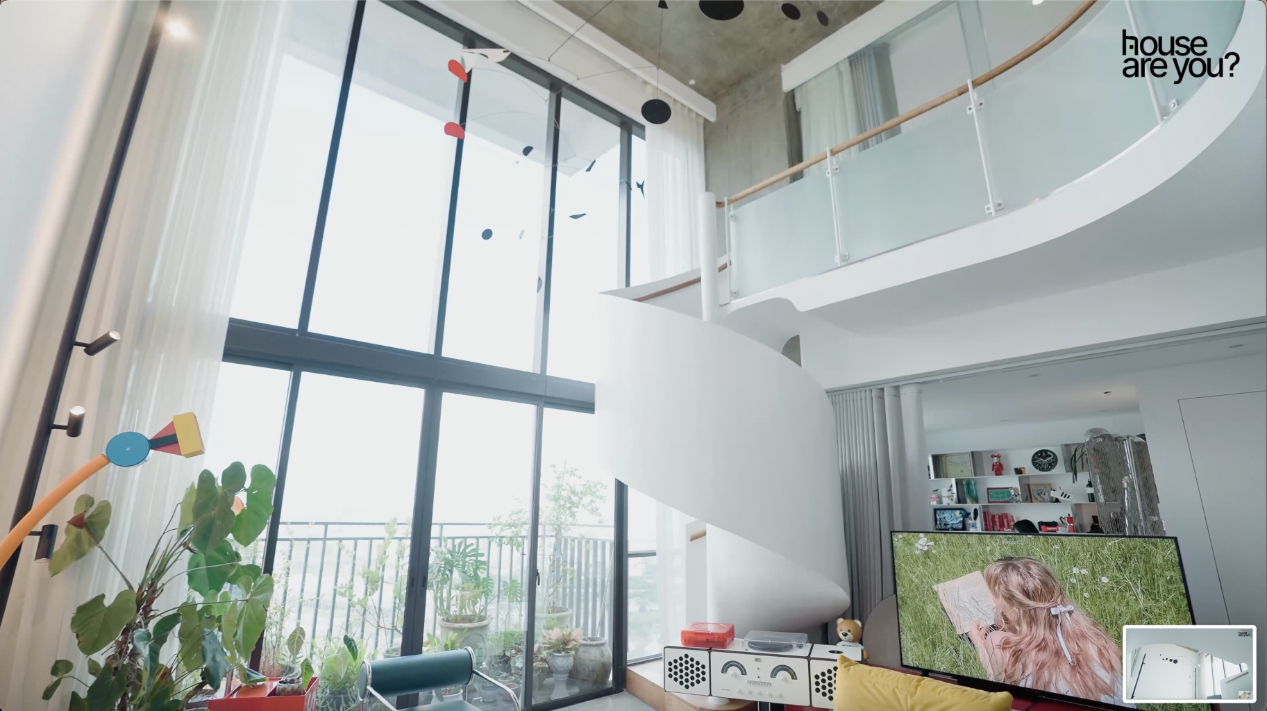 "House Are You?" tập 2: Căn duplex gần 140m2 của Cô Em Trendy, nội thất đắt đỏ, góc nào cũng đậm chất nghệ thuật - Ảnh 8. "House Are You?" tập 2: Căn duplex gần 140m2 của Cô Em Trendy, nội thất đắt đỏ, góc nào cũng đậm chất nghệ thuật - Ảnh 8.