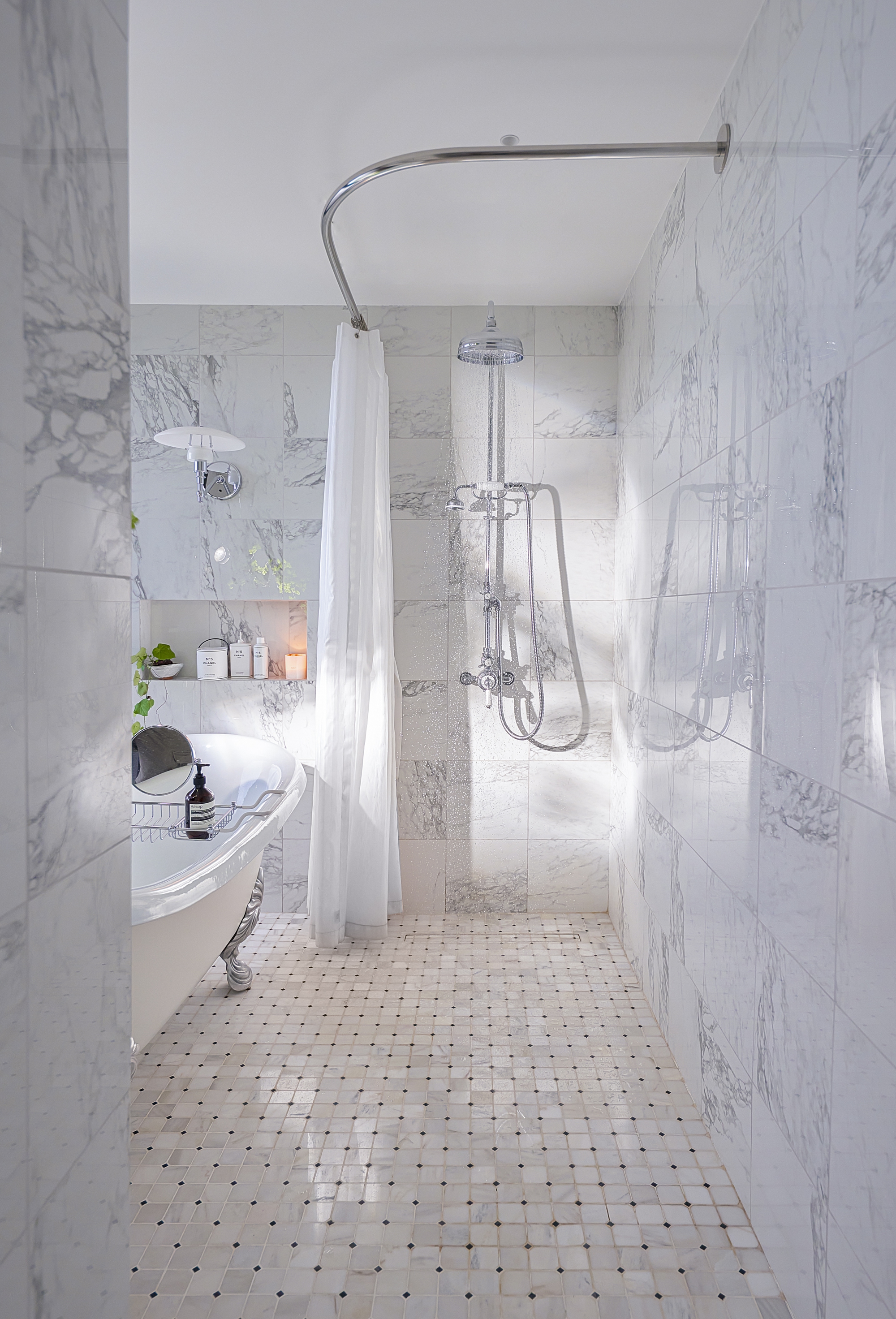 "House Are You?" tập 2: Căn duplex gần 140m2 của Cô Em Trendy, nội thất đắt đỏ, góc nào cũng đậm chất nghệ thuật - Ảnh 11. "House Are You?" tập 2: Căn duplex gần 140m2 của Cô Em Trendy, nội thất đắt đỏ, góc nào cũng đậm chất nghệ thuật - Ảnh 11.