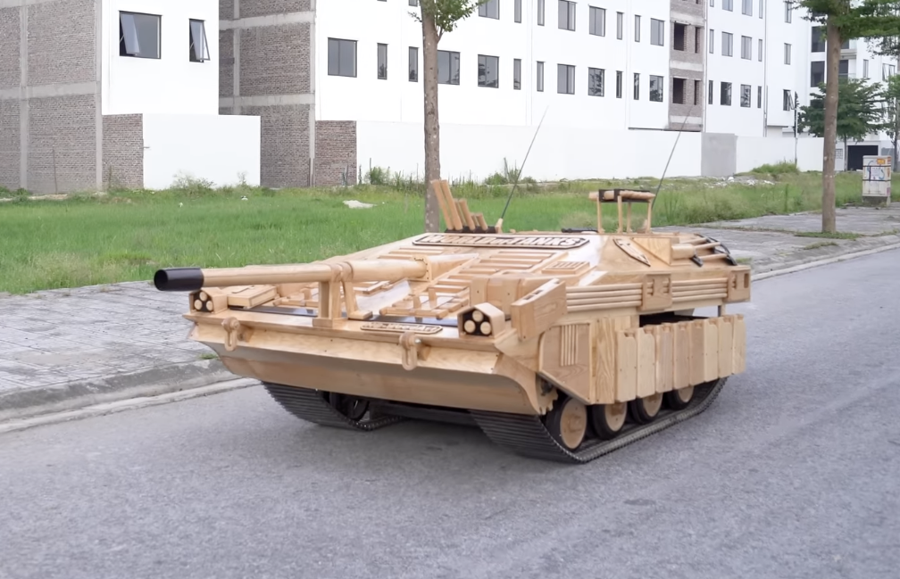 Ông bố trẻ Việt Nam bỏ ra 90 ngày làm xe tăng kích thước thật tặng con trai - Ảnh 1. Ông bố trẻ Việt Nam bỏ ra 90 ngày làm xe tăng kích thước thật tặng con trai - Ảnh 1.