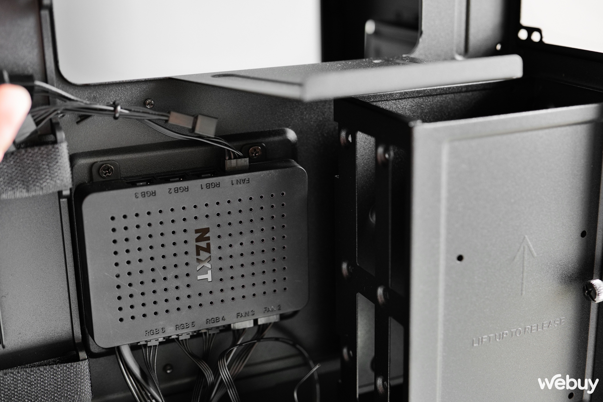 Đánh giá NZXT H9 Elite: Thoáng mát giải nhiệt, rộng rãi đi dây và cao cấp như cái tên - Ảnh 11. Đánh giá NZXT H9 Elite: Thoáng mát giải nhiệt, rộng rãi đi dây và cao cấp như cái tên - Ảnh 11.