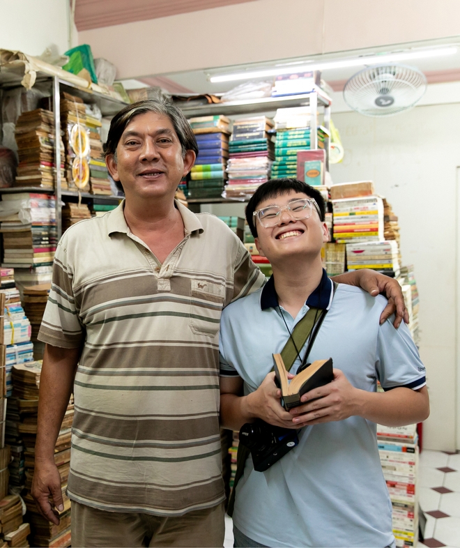 Chuyện về sự tử tế của những "người dưng" đưa chàng shipper nói tiếng Pháp ở Sài Gòn trở lại giảng đường Đại học- Ảnh 1. Chuyện về sự tử tế của những "người dưng" đưa chàng shipper nói tiếng Pháp ở Sài Gòn trở lại giảng đường Đại học- Ảnh 1.