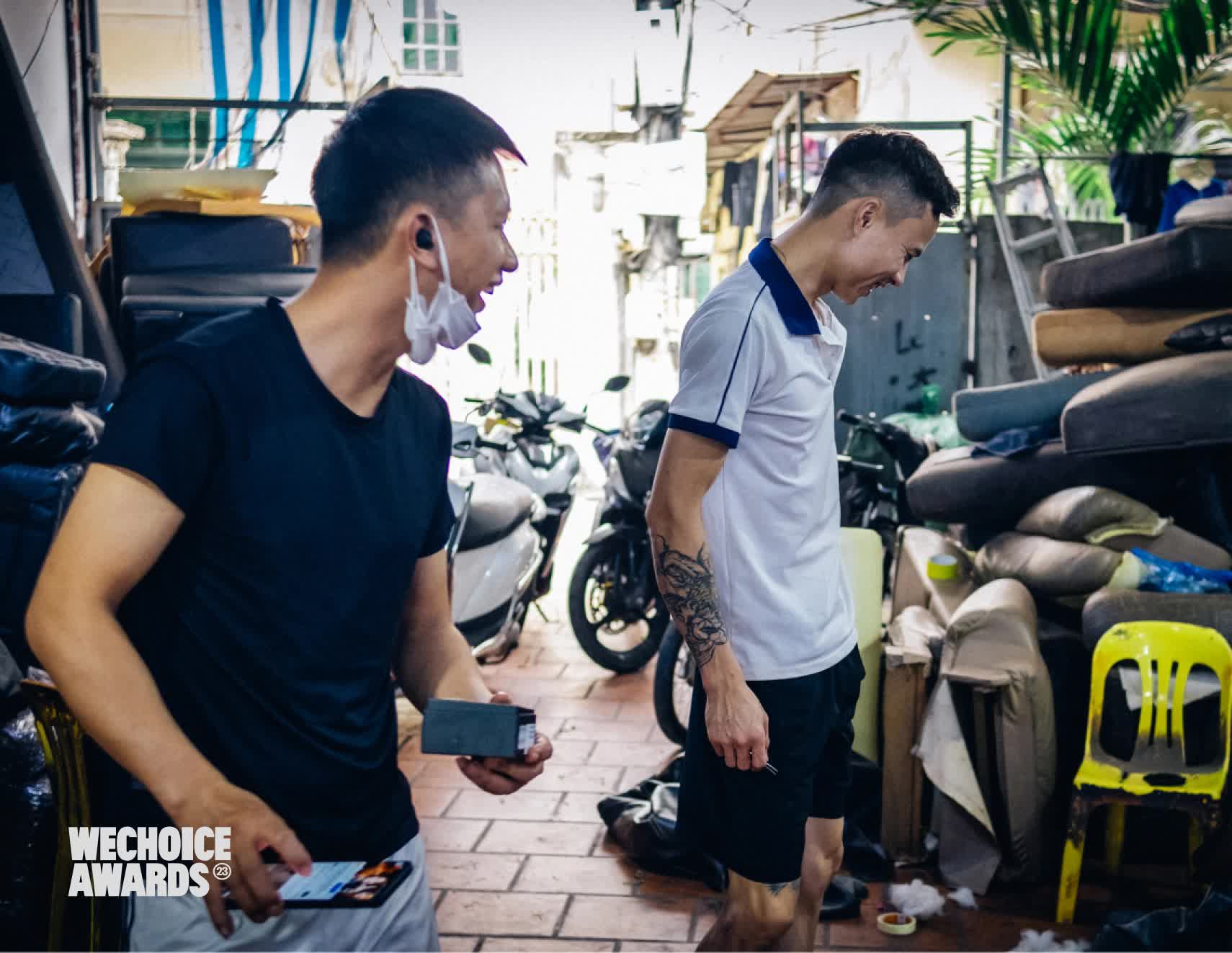 Cuộc phiêu lưu của những anh thợ đánh giày ở Hà Nội: Rời quê lên phố với 100 nghìn, gặp nhau và “tái sinh”- Ảnh 12. Cuộc phiêu lưu của những anh thợ đánh giày ở Hà Nội: Rời quê lên phố với 100 nghìn, gặp nhau và “tái sinh”- Ảnh 12.