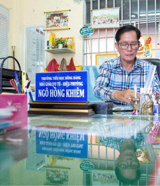 Thầy Hiệu trưởng già hơn 30 năm làm MC đám cưới để có tiền cho học trò nghèo: "Thầy Khiêm có show nhiều thì học trò được hưởng phước nhiều"- Ảnh 12. Thầy Hiệu trưởng già hơn 30 năm làm MC đám cưới để có tiền cho học trò nghèo: "Thầy Khiêm có show nhiều thì học trò được hưởng phước nhiều"- Ảnh 12.