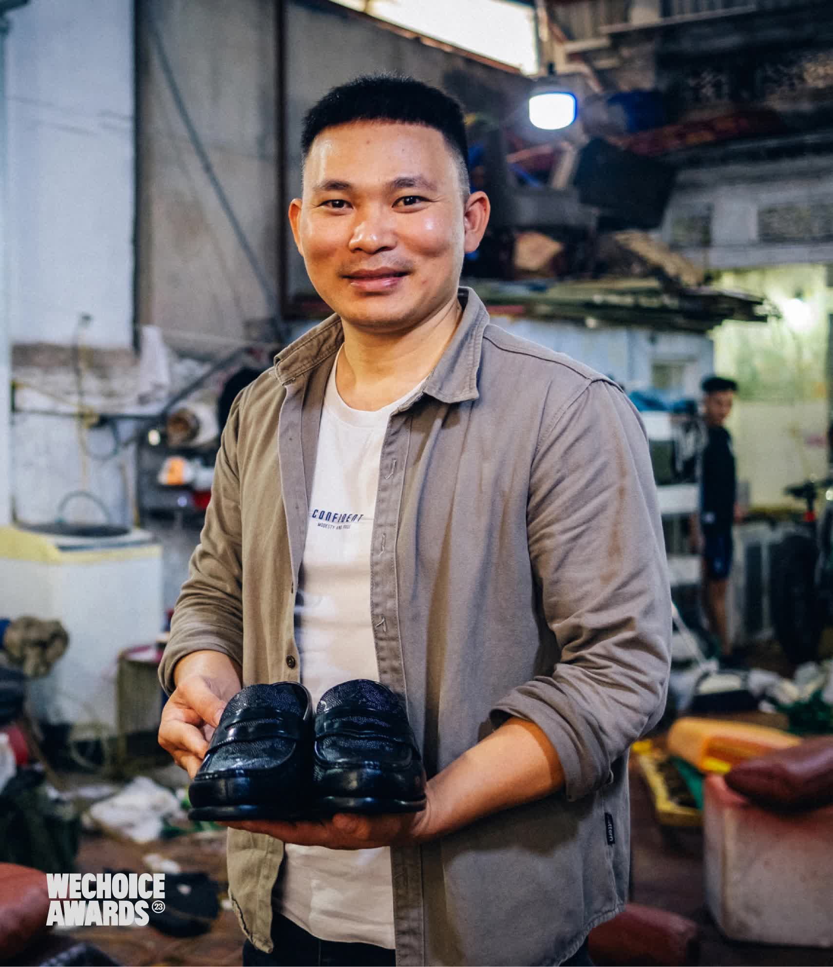 Cuộc phiêu lưu của những anh thợ đánh giày ở Hà Nội: Rời quê lên phố với 100 nghìn, gặp nhau và “tái sinh”- Ảnh 3. Cuộc phiêu lưu của những anh thợ đánh giày ở Hà Nội: Rời quê lên phố với 100 nghìn, gặp nhau và “tái sinh”- Ảnh 3.