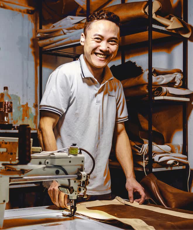 Cuộc phiêu lưu của những anh thợ đánh giày ở Hà Nội: Rời quê lên phố với 100 nghìn, gặp nhau và “tái sinh”- Ảnh 11. Cuộc phiêu lưu của những anh thợ đánh giày ở Hà Nội: Rời quê lên phố với 100 nghìn, gặp nhau và “tái sinh”- Ảnh 11.