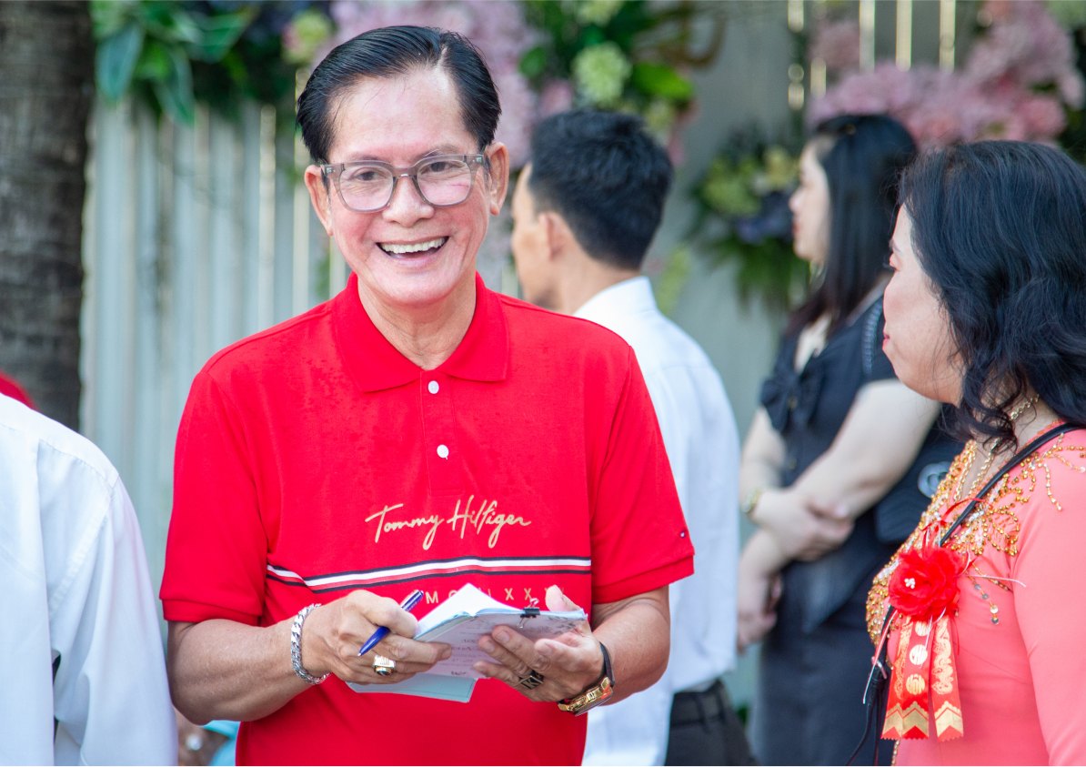 Thầy Hiệu trưởng già hơn 30 năm làm MC đám cưới để có tiền cho học trò nghèo: "Thầy Khiêm có show nhiều thì học trò được hưởng phước nhiều"- Ảnh 3. Thầy Hiệu trưởng già hơn 30 năm làm MC đám cưới để có tiền cho học trò nghèo: "Thầy Khiêm có show nhiều thì học trò được hưởng phước nhiều"- Ảnh 3.