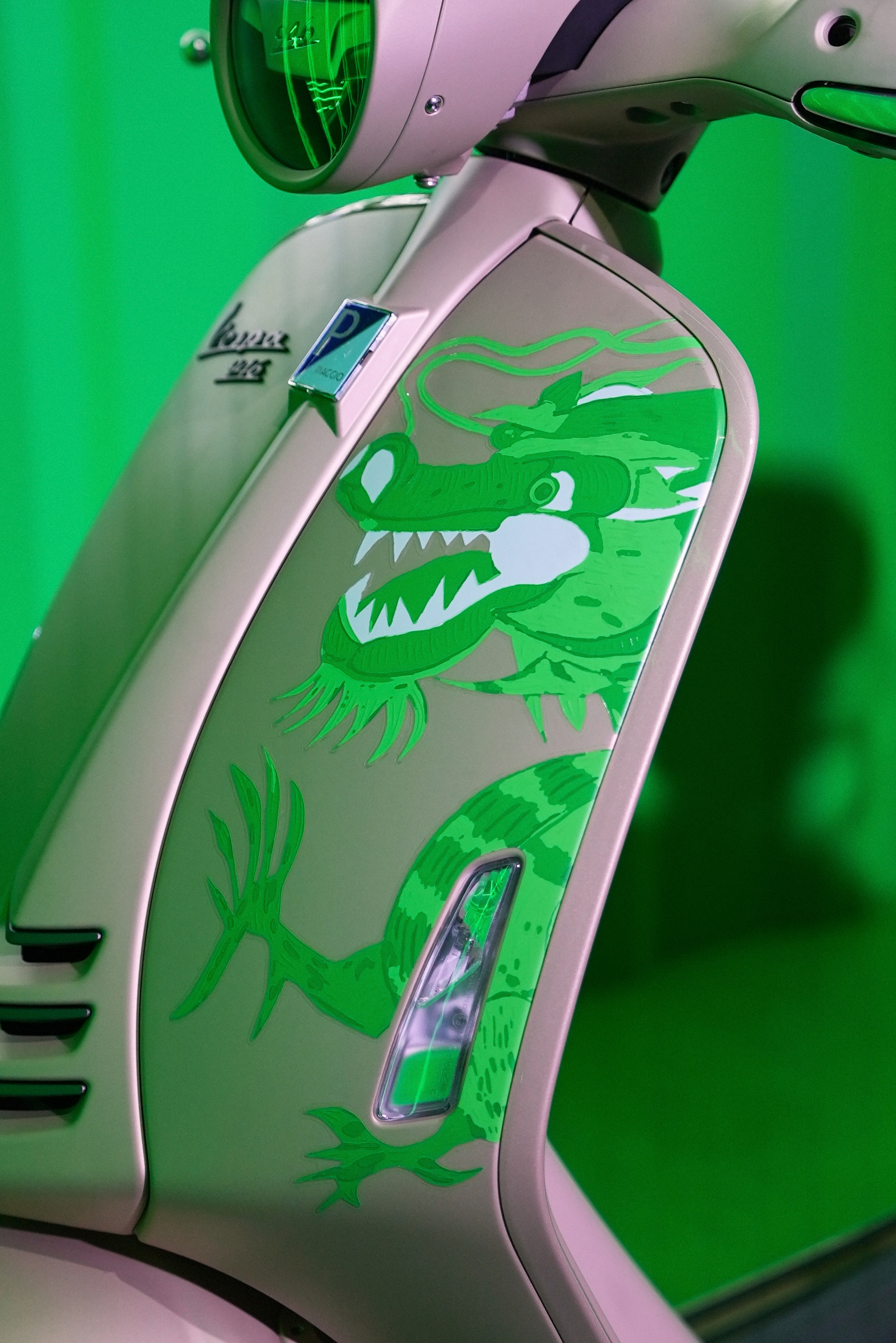 Ảnh thực tế Vespa 946 Dragon vừa ra mắt: Về Việt Nam giữa năm nay, bán giới hạn 1.888 chiếc, dễ thành 'hot trend'- Ảnh 7. Ảnh thực tế Vespa 946 Dragon vừa ra mắt: Về Việt Nam giữa năm nay, bán giới hạn 1.888 chiếc, dễ thành 'hot trend'- Ảnh 7.