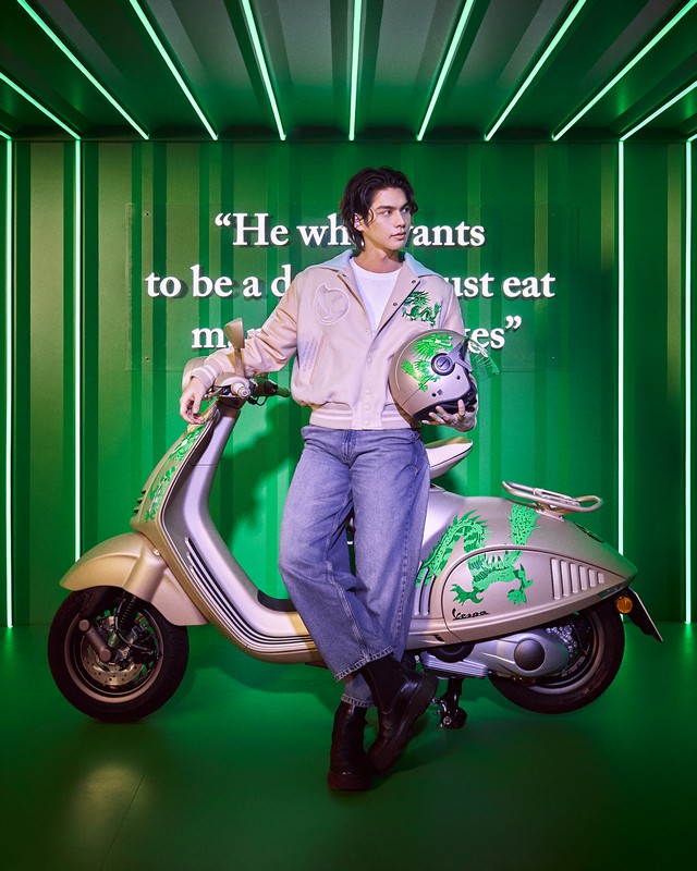 Ảnh thực tế Vespa 946 Dragon vừa ra mắt: Về Việt Nam giữa năm nay, bán giới hạn 1.888 chiếc, dễ thành 'hot trend'- Ảnh 1. Ảnh thực tế Vespa 946 Dragon vừa ra mắt: Về Việt Nam giữa năm nay, bán giới hạn 1.888 chiếc, dễ thành 'hot trend'- Ảnh 1.