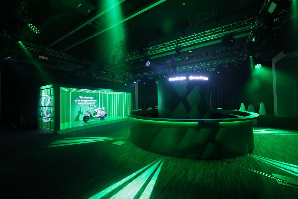 Ảnh thực tế Vespa 946 Dragon vừa ra mắt: Về Việt Nam giữa năm nay, bán giới hạn 1.888 chiếc, dễ thành 'hot trend'- Ảnh 5. Ảnh thực tế Vespa 946 Dragon vừa ra mắt: Về Việt Nam giữa năm nay, bán giới hạn 1.888 chiếc, dễ thành 'hot trend'- Ảnh 5.