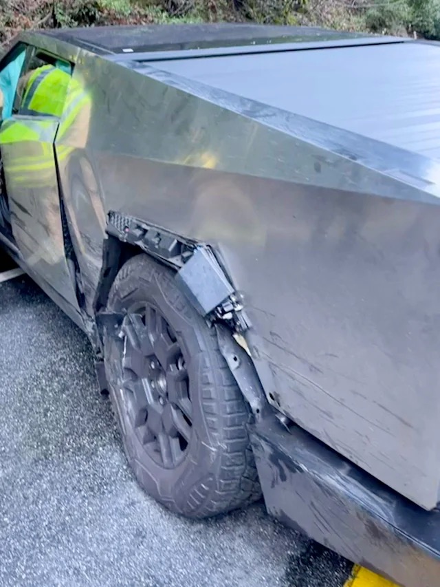 Vừa b&aacute;n chưa được bao l&acirc;u, Tesla Cybertruck đ&atilde; gặp vụ tai nạn đầu ti&ecirc;n: Kết quả g&acirc;y bất ngờ- Ảnh 1.