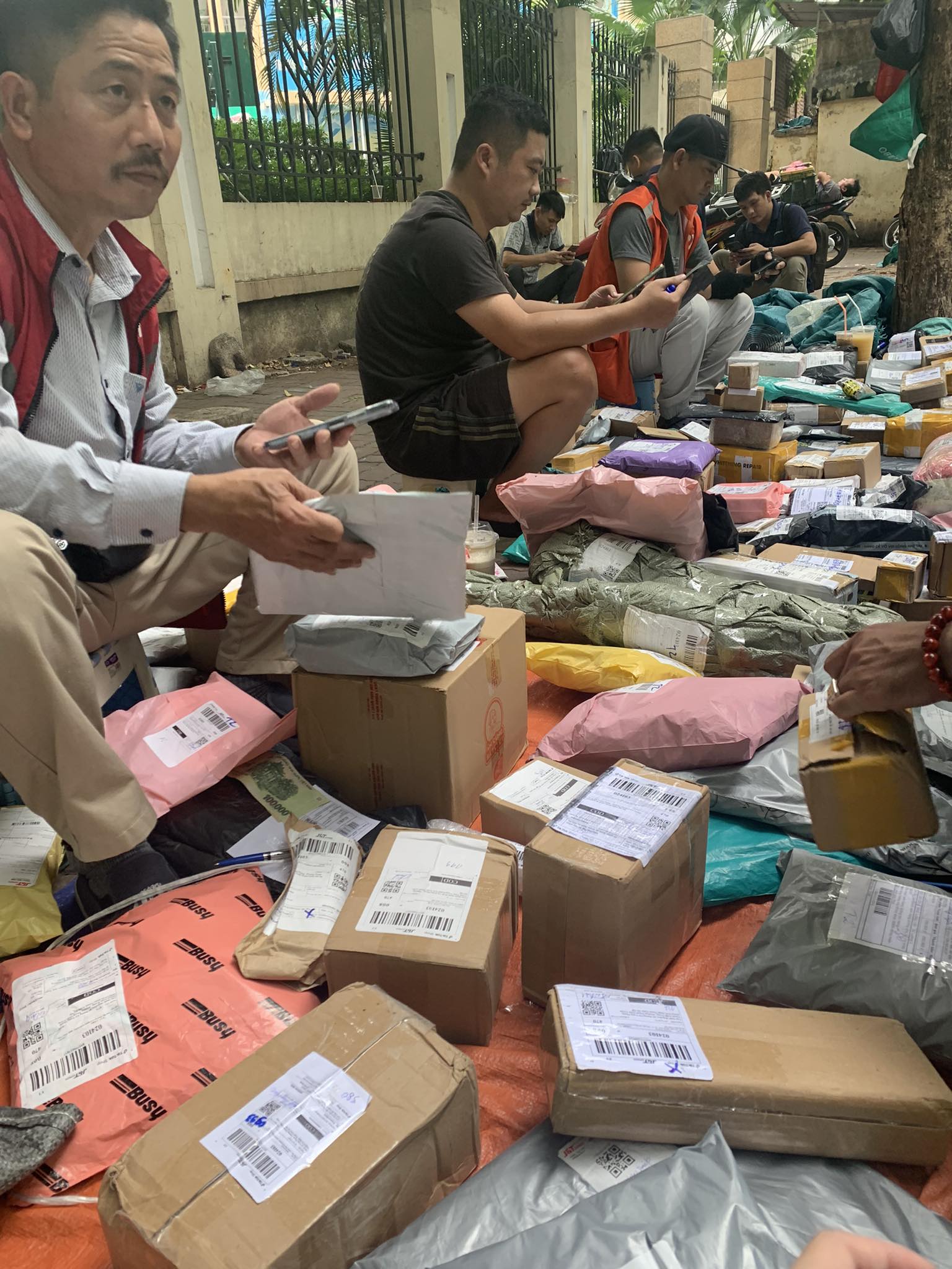 Hội shipper “ngập mặt” trong đơn hàng Tết: "Không đình công nhưng đã quá tải..."- Ảnh 3. Hội shipper “ngập mặt” trong đơn hàng Tết: "Không đình công nhưng đã quá tải..."- Ảnh 3.