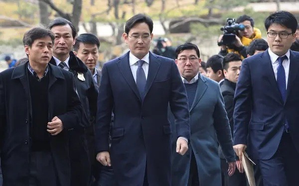 Lãnh đạo Samsung 'như ngồi trên đống lửa': Lợi nhuận thấp nhất trong hơn 1 thập kỷ, mảng chip nhớ vẫn chìm trong thua lỗ- Ảnh 1. Lãnh đạo Samsung 'như ngồi trên đống lửa': Lợi nhuận thấp nhất trong hơn 1 thập kỷ, mảng chip nhớ vẫn chìm trong thua lỗ- Ảnh 1.