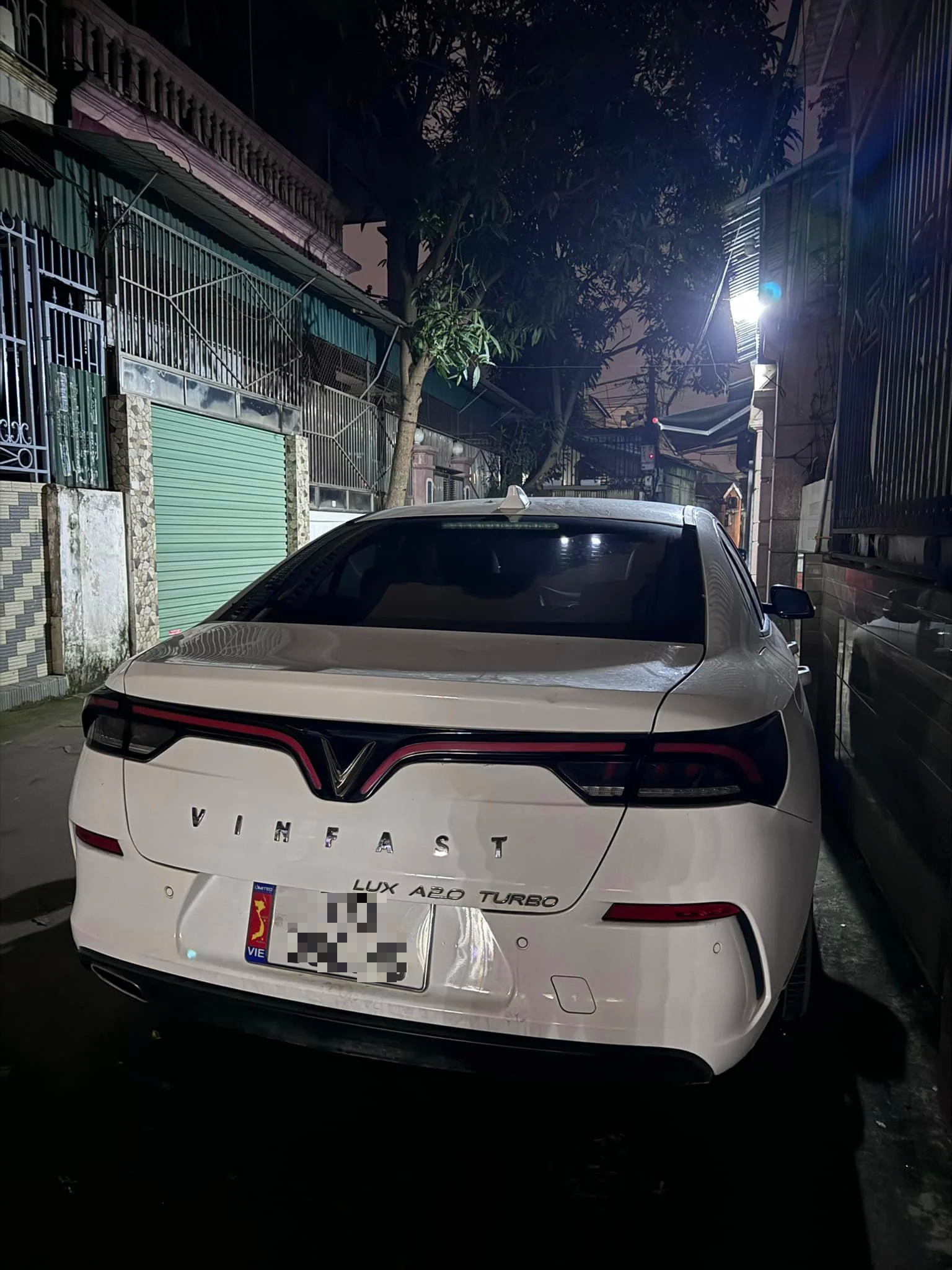 Mua VinFast Lux A2.0 từng phải bỏ ra hơn 1,3 tỷ đồng, nay sang tay giá chỉ ngang mẫu xe 'quốc dân'- Ảnh 10. Mua VinFast Lux A2.0 từng phải bỏ ra hơn 1,3 tỷ đồng, nay sang tay giá chỉ ngang mẫu xe 'quốc dân'- Ảnh 10.