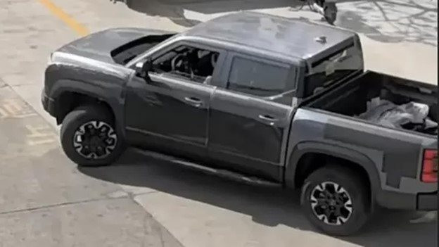 VinFast vừa nh&aacute; h&agrave;ng, '&ocirc;ng tr&ugrave;m' xe điện số 1 thế giới đ&atilde; khẩn trương ra mắt mẫu b&aacute;n tải mới, tầm hoạt động hơn 1.000 km- Ảnh 1.