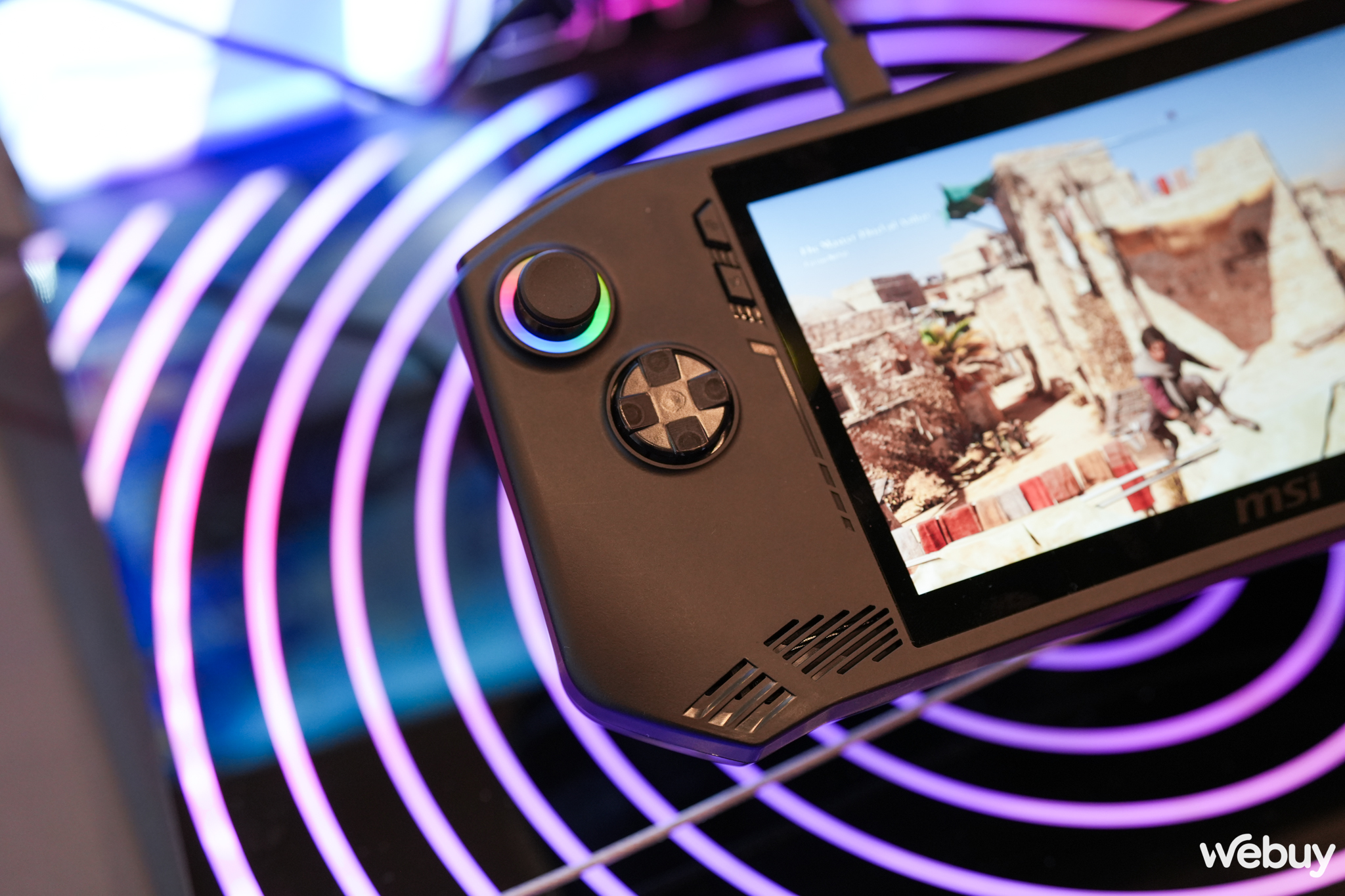 Tr&ecirc;n tay MSI Claw: D&ugrave;ng chip Intel thay v&igrave; AMD, m&aacute;y chơi game PC cầm tay mới n&agrave;y c&oacute; g&igrave; đặc biệt?- Ảnh 3.