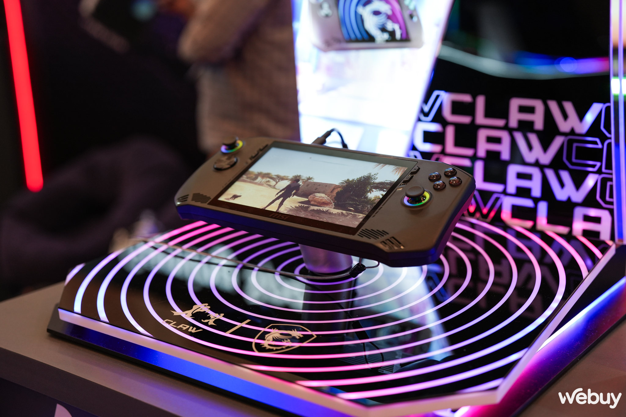 Tr&ecirc;n tay MSI Claw: D&ugrave;ng chip Intel thay v&igrave; AMD, m&aacute;y chơi game PC cầm tay mới n&agrave;y c&oacute; g&igrave; đặc biệt?- Ảnh 2.