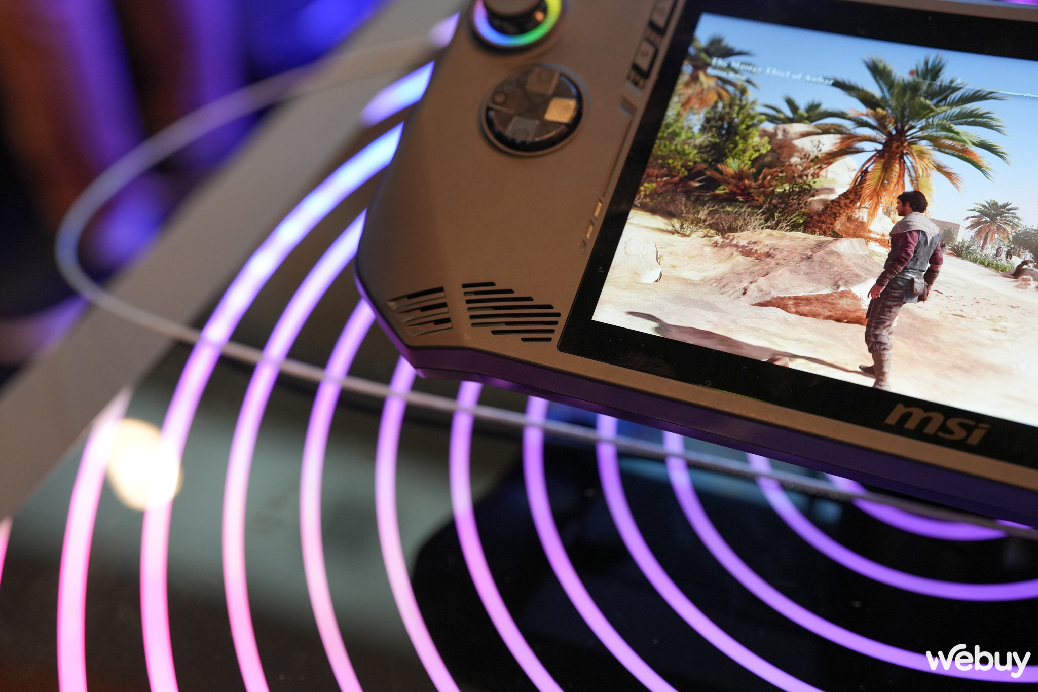 Tr&ecirc;n tay MSI Claw: D&ugrave;ng chip Intel thay v&igrave; AMD, m&aacute;y chơi game PC cầm tay mới n&agrave;y c&oacute; g&igrave; đặc biệt?- Ảnh 4.