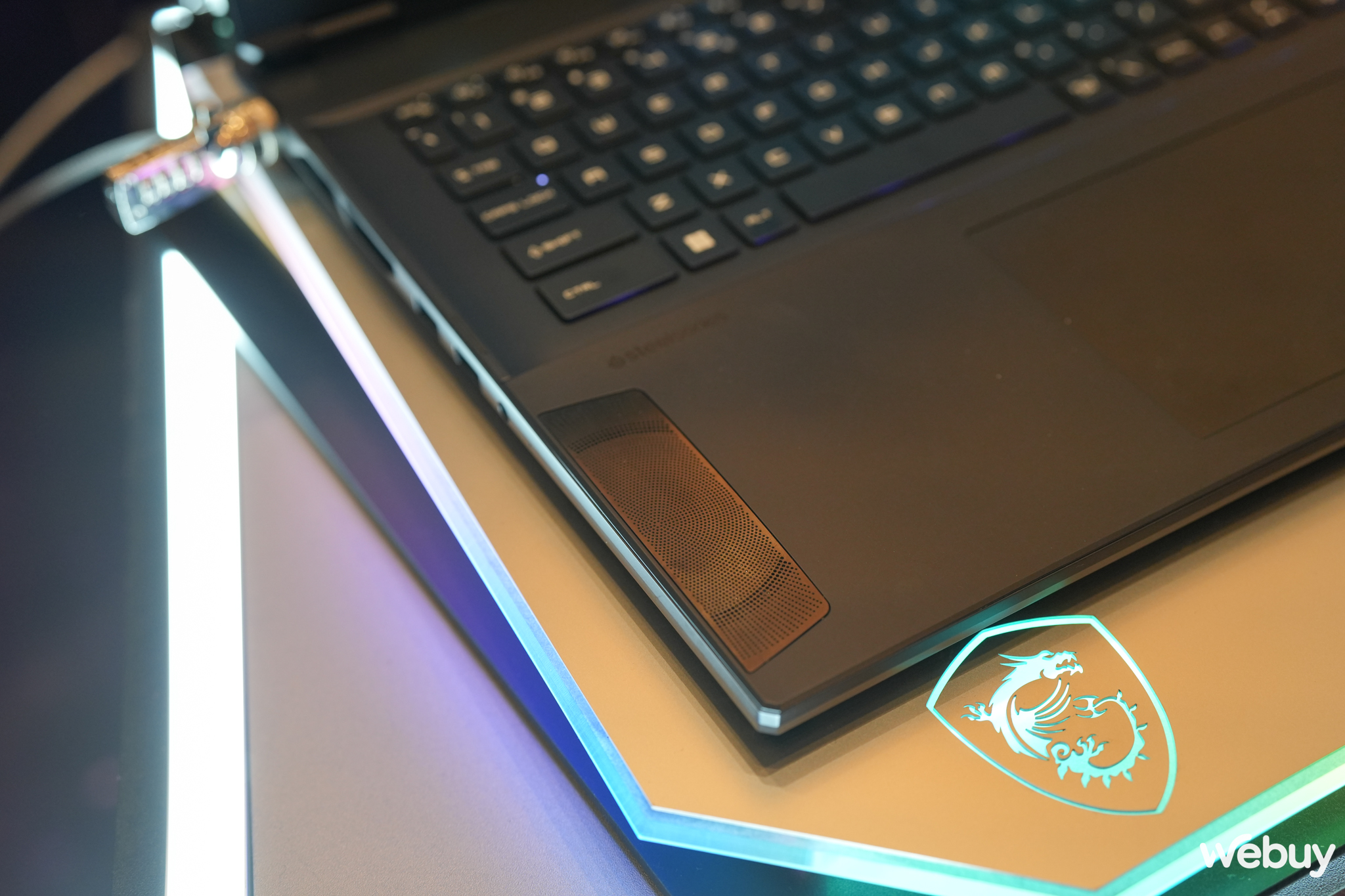 Tr&ecirc;n tay MSI Stealth 18 AI Studio: Vẻ ngo&agrave;i mỏng nhẹ nhưng cấu h&igrave;nh b&ecirc;n trong lại cực 'khủng', ri&ecirc;ng gi&aacute; b&aacute;n cũng bất ngờ kh&ocirc;ng k&eacute;m- Ảnh 3.