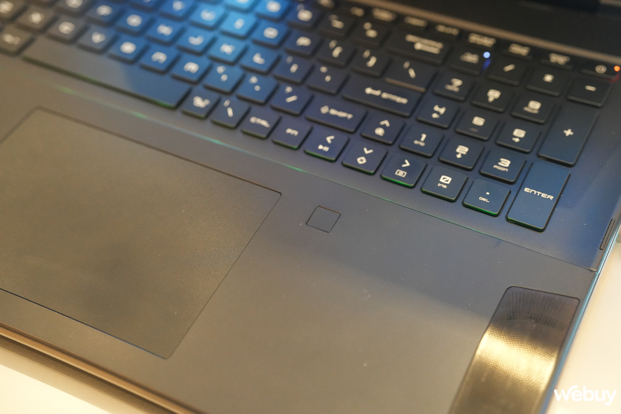 Tr&ecirc;n tay MSI Stealth 18 AI Studio: Vẻ ngo&agrave;i mỏng nhẹ nhưng cấu h&igrave;nh b&ecirc;n trong lại cực 'khủng', ri&ecirc;ng gi&aacute; b&aacute;n cũng bất ngờ kh&ocirc;ng k&eacute;m- Ảnh 4.