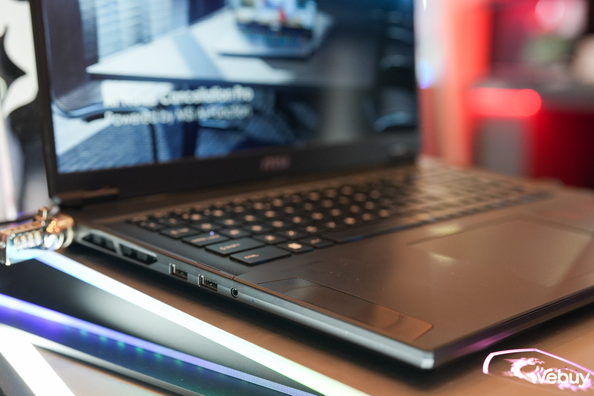 Tr&ecirc;n tay MSI Stealth 18 AI Studio: Vẻ ngo&agrave;i mỏng nhẹ nhưng cấu h&igrave;nh b&ecirc;n trong lại cực 'khủng', ri&ecirc;ng gi&aacute; b&aacute;n cũng bất ngờ kh&ocirc;ng k&eacute;m- Ảnh 5.