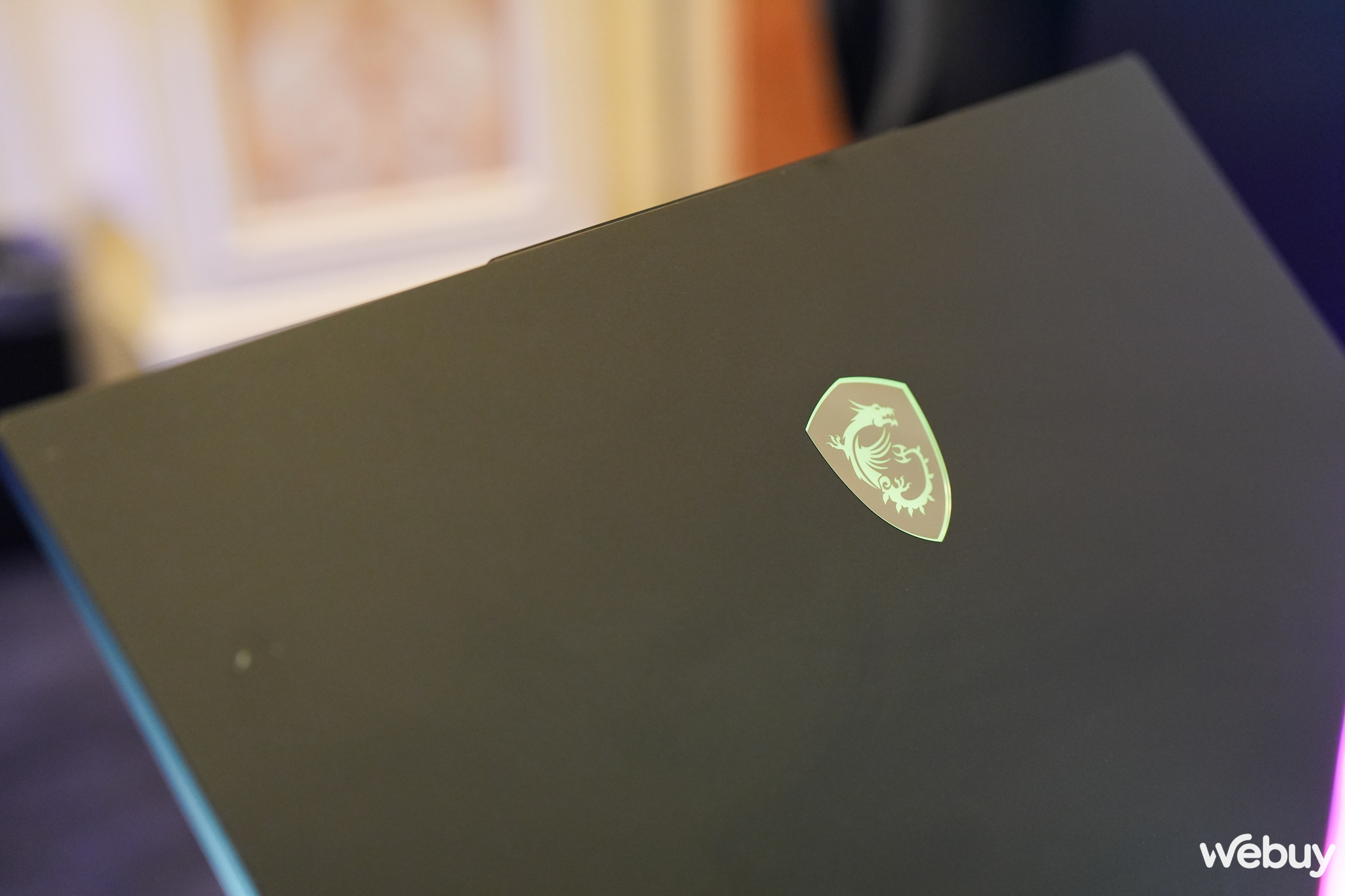 Tr&ecirc;n tay MSI Stealth 18 AI Studio: Vẻ ngo&agrave;i mỏng nhẹ nhưng cấu h&igrave;nh b&ecirc;n trong lại cực 'khủng', ri&ecirc;ng gi&aacute; b&aacute;n cũng bất ngờ kh&ocirc;ng k&eacute;m- Ảnh 6.