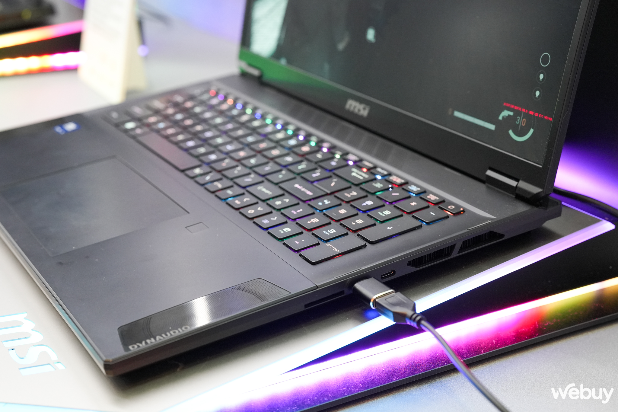 Tr&ecirc;n tay MSI Stealth 18 AI Studio: Vẻ ngo&agrave;i mỏng nhẹ nhưng cấu h&igrave;nh b&ecirc;n trong lại cực 'khủng', ri&ecirc;ng gi&aacute; b&aacute;n cũng bất ngờ kh&ocirc;ng k&eacute;m- Ảnh 7.