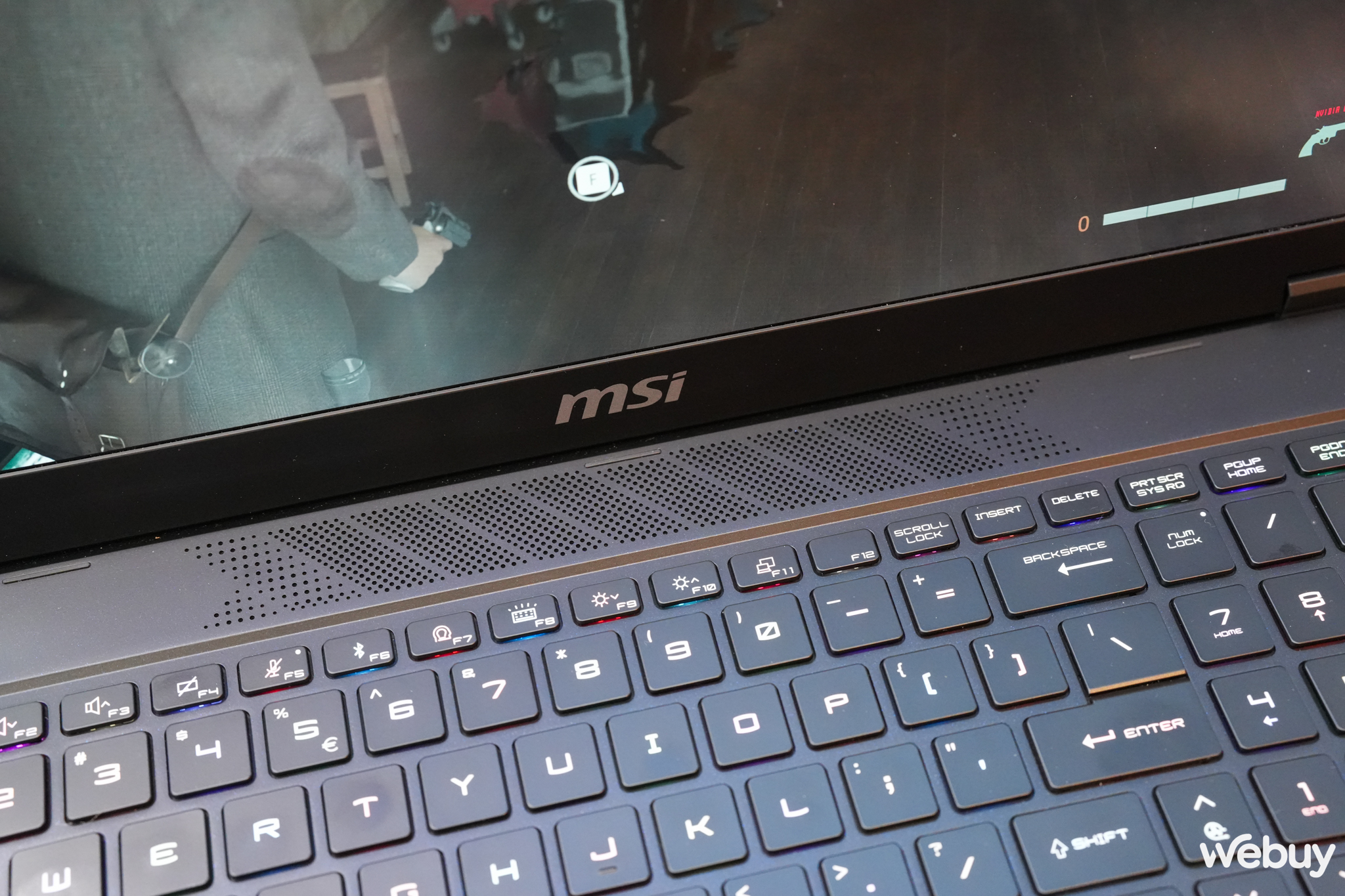 Tr&ecirc;n tay MSI Stealth 18 AI Studio: Vẻ ngo&agrave;i mỏng nhẹ nhưng cấu h&igrave;nh b&ecirc;n trong lại cực 'khủng', ri&ecirc;ng gi&aacute; b&aacute;n cũng bất ngờ kh&ocirc;ng k&eacute;m- Ảnh 8.
