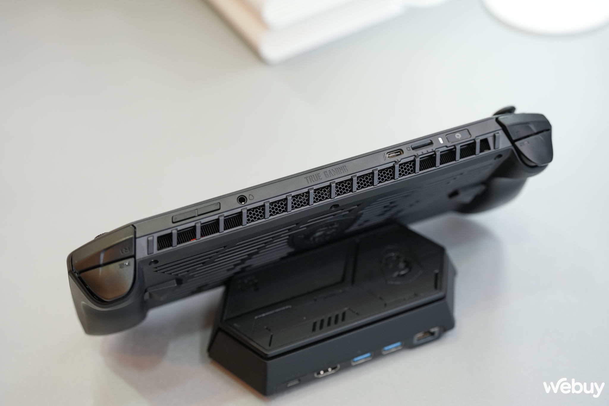 Tr&ecirc;n tay MSI Claw: D&ugrave;ng chip Intel thay v&igrave; AMD, m&aacute;y chơi game PC cầm tay mới n&agrave;y c&oacute; g&igrave; đặc biệt?- Ảnh 7.