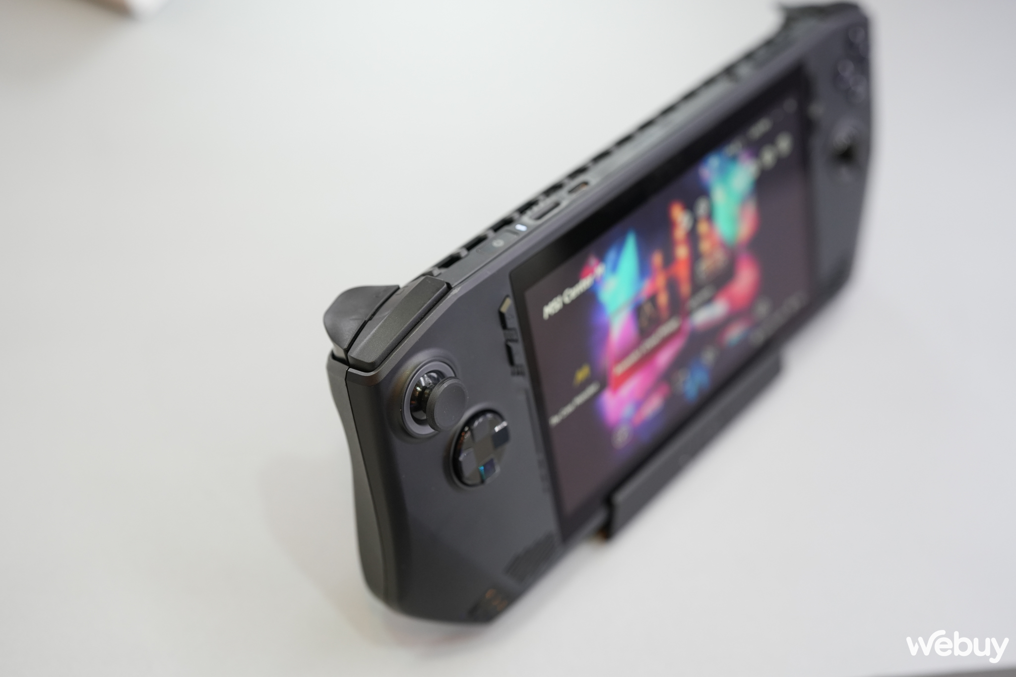 Tr&ecirc;n tay MSI Claw: D&ugrave;ng chip Intel thay v&igrave; AMD, m&aacute;y chơi game PC cầm tay mới n&agrave;y c&oacute; g&igrave; đặc biệt?- Ảnh 8.