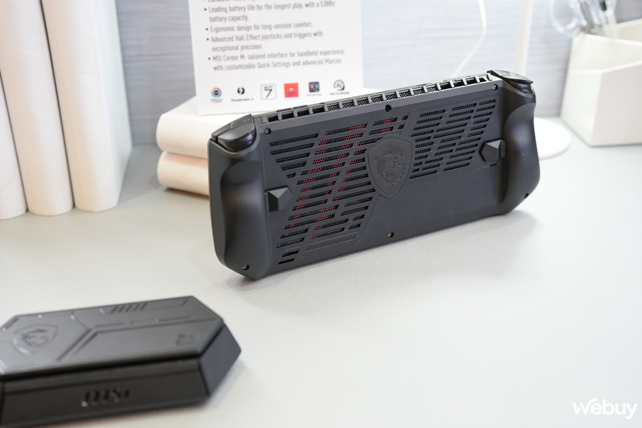 Tr&ecirc;n tay MSI Claw: D&ugrave;ng chip Intel thay v&igrave; AMD, m&aacute;y chơi game PC cầm tay mới n&agrave;y c&oacute; g&igrave; đặc biệt?- Ảnh 9.