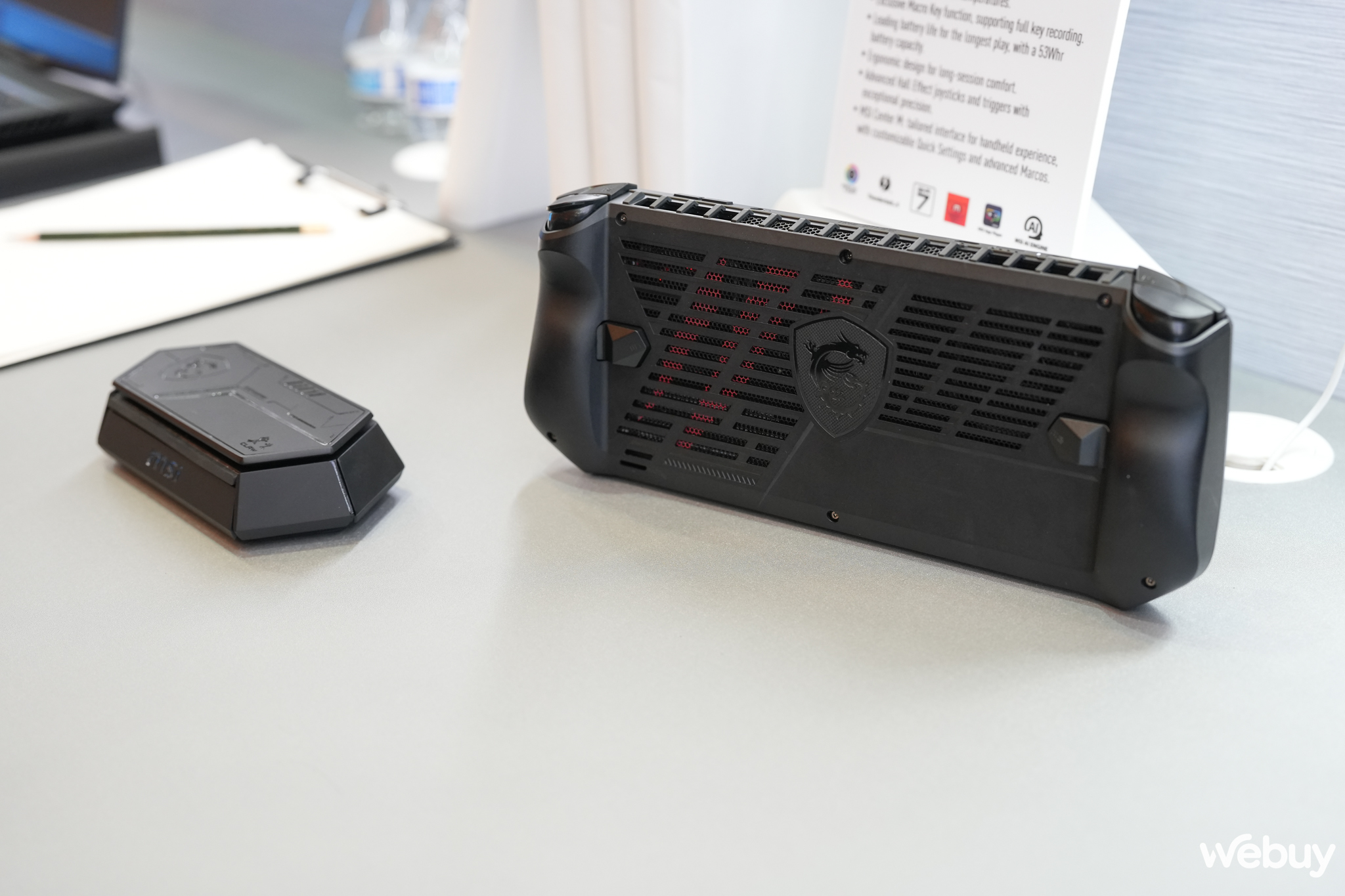 Tr&ecirc;n tay MSI Claw: D&ugrave;ng chip Intel thay v&igrave; AMD, m&aacute;y chơi game PC cầm tay mới n&agrave;y c&oacute; g&igrave; đặc biệt?- Ảnh 12.