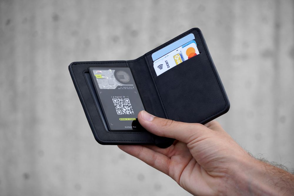 AirCard Pro & AirNotch Pro: Smart Tag mà có sạc không dây, tự phát sáng, loa to x2, pin gần 2 năm, giá từ 700.000đ- Ảnh 3. AirCard Pro & AirNotch Pro: Smart Tag mà có sạc không dây, tự phát sáng, loa to x2, pin gần 2 năm, giá từ 700.000đ- Ảnh 3.