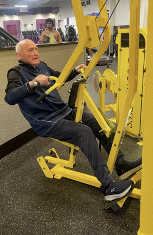 Cụ ông 95 tuổi vẫn tập gym, chống đẩy, gập bụng mỗi sáng: Bí quyết dẻo dai nằm ở 5 chữ, ai cũng dễ làm- Ảnh 2. Cụ ông 95 tuổi vẫn tập gym, chống đẩy, gập bụng mỗi sáng: Bí quyết dẻo dai nằm ở 5 chữ, ai cũng dễ làm- Ảnh 2.