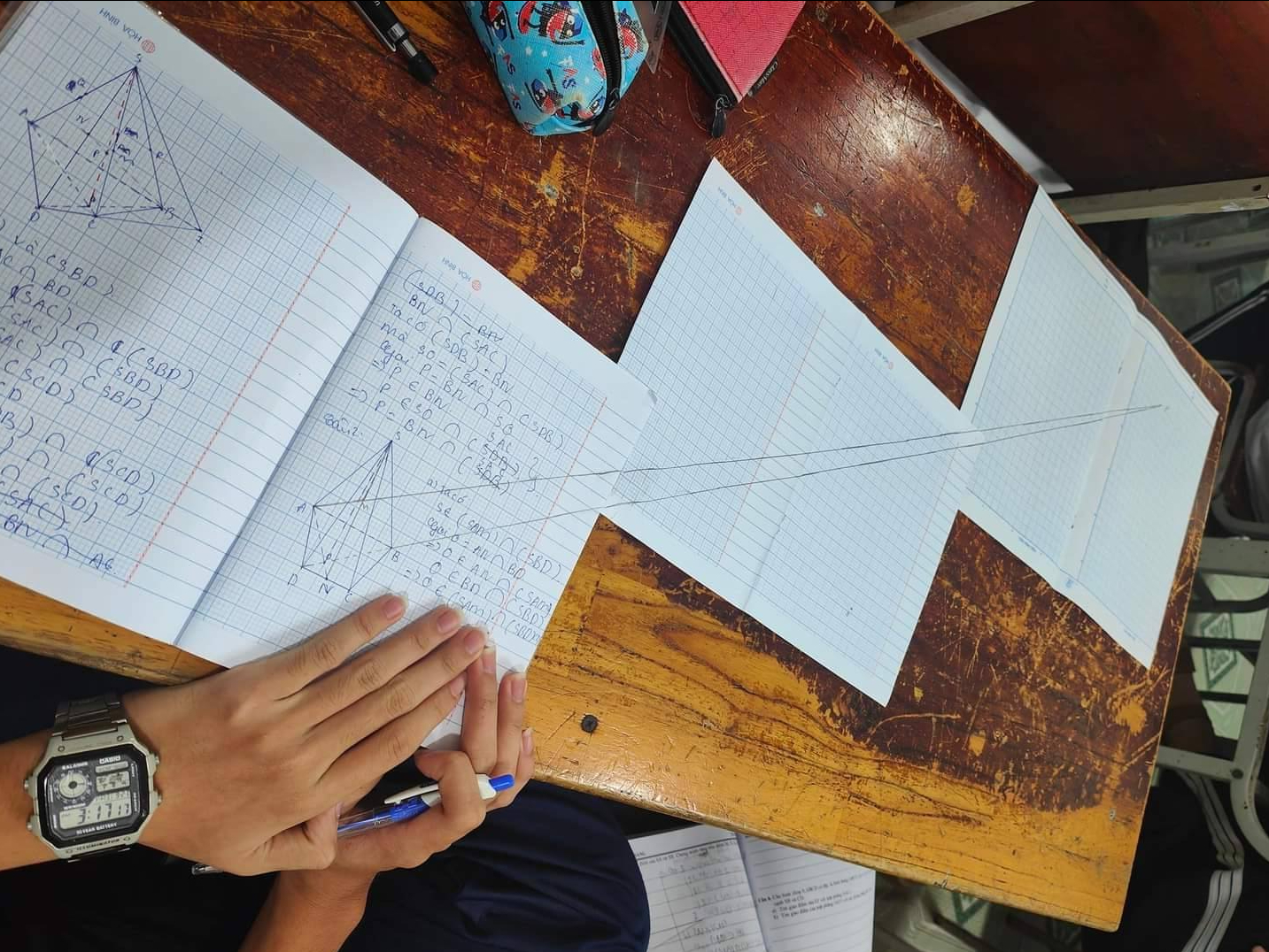 Vẽ tam giác tràn ra mép giấy, 2 học sinh bất ngờ chứng minh được định lý toán học có tuổi đời 2.500 năm- Ảnh 2. Vẽ tam giác tràn ra mép giấy, 2 học sinh bất ngờ chứng minh được định lý toán học có tuổi đời 2.500 năm- Ảnh 2.