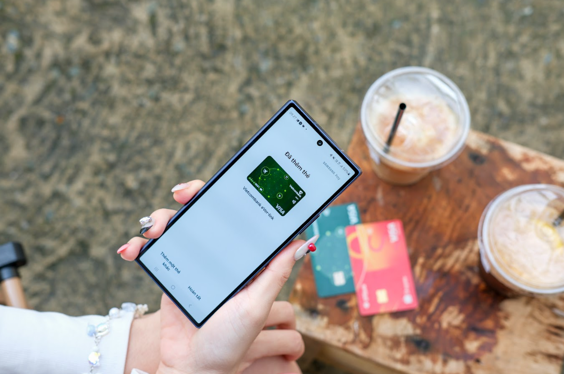 Khi Samsung Wallet kết hợp với m&agrave;n h&igrave;nh ngo&agrave;i Z series: Một chạm thanh to&aacute;n, an to&agrave;n mọi tiện &iacute;ch- Ảnh 2.