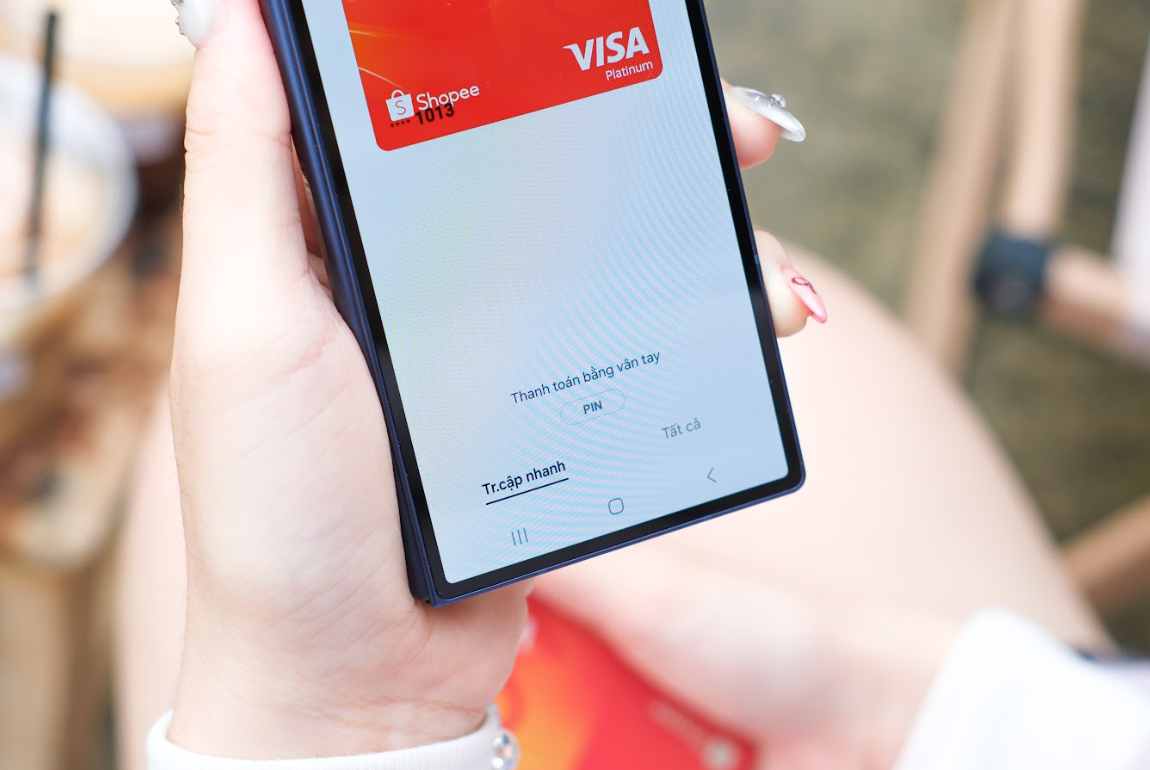 Khi Samsung Wallet kết hợp với m&agrave;n h&igrave;nh ngo&agrave;i Z series: Một chạm thanh to&aacute;n, an to&agrave;n mọi tiện &iacute;ch- Ảnh 3.