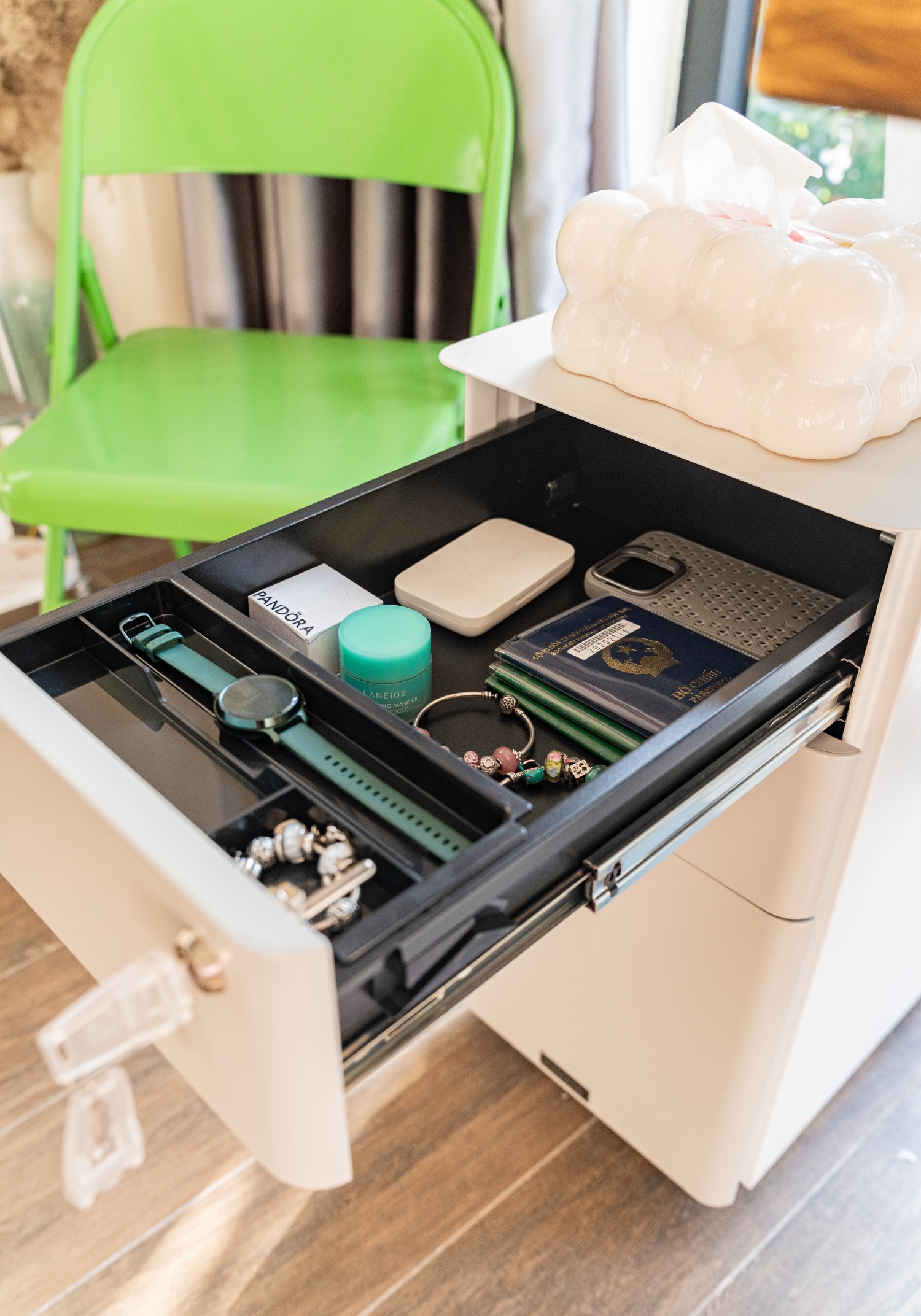 Cô gái Hà Nội đam mê decor góc làm việc tại nhà: Xinh xắn điệu đà nhưng vẫn nhiều công năng, có cả chỗ ngồi chill như quán cà phê- Ảnh 14. Cô gái Hà Nội đam mê decor góc làm việc tại nhà: Xinh xắn điệu đà nhưng vẫn nhiều công năng, có cả chỗ ngồi chill như quán cà phê- Ảnh 14.