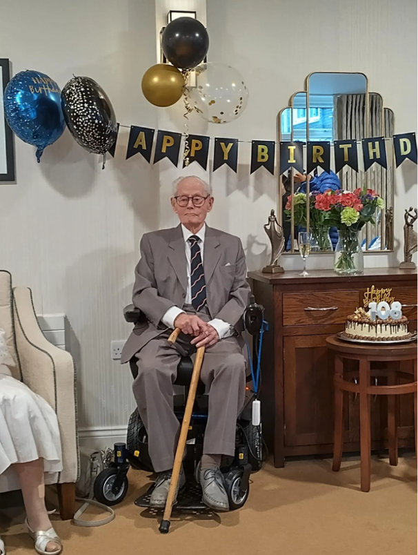 Cụ &ocirc;ng thọ 108 tuổi trở th&agrave;nh người sống l&acirc;u thứ 5 tại Anh: Tr&iacute; &oacute;c vẫn minh mẫn nhờ 2 th&oacute;i quen đơn giản- Ảnh 2.